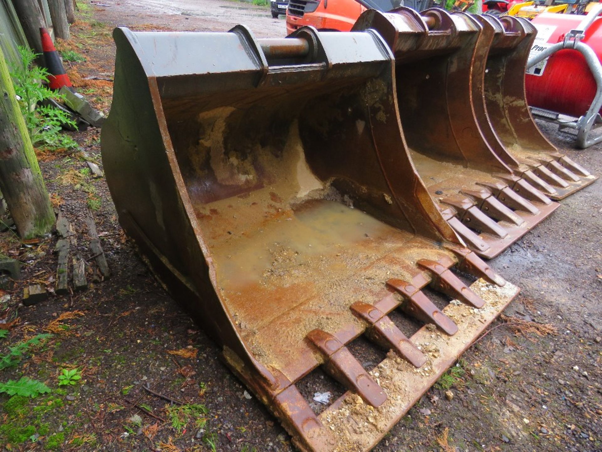 GENUINE VOLVO EXCAVATOR BUCKET SUITABLE FOR 35TONNE EXCAVATOR ON 90MM PINS. 1.5M WIDTH APPROX. APPEA - Image 2 of 4