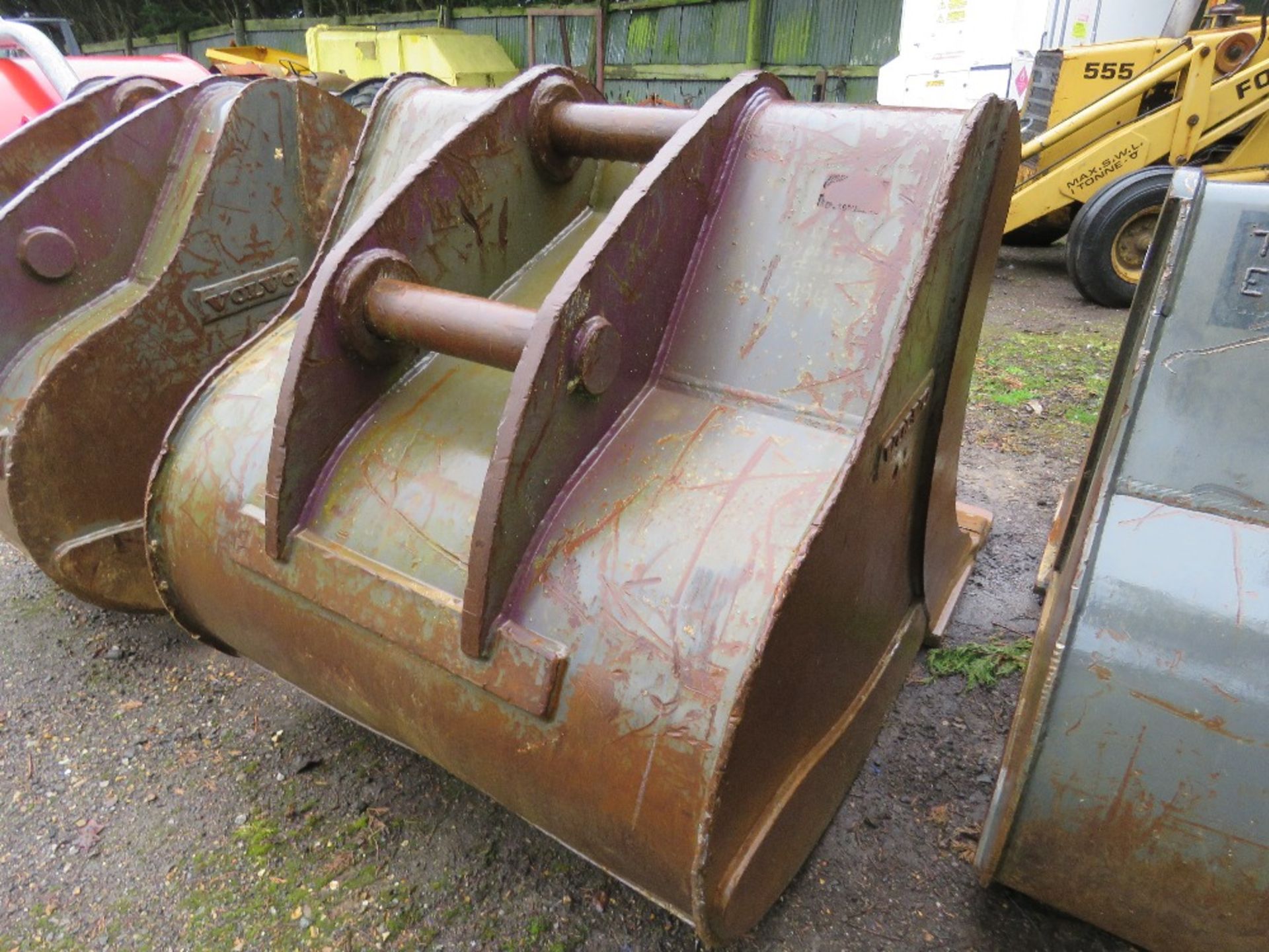 GENUINE VOLVO EXCAVATOR BUCKET SUITABLE FOR 35TONNE EXCAVATOR ON 90MM PINS. 1.2M WIDTH APPROX. APPEA - Image 4 of 4