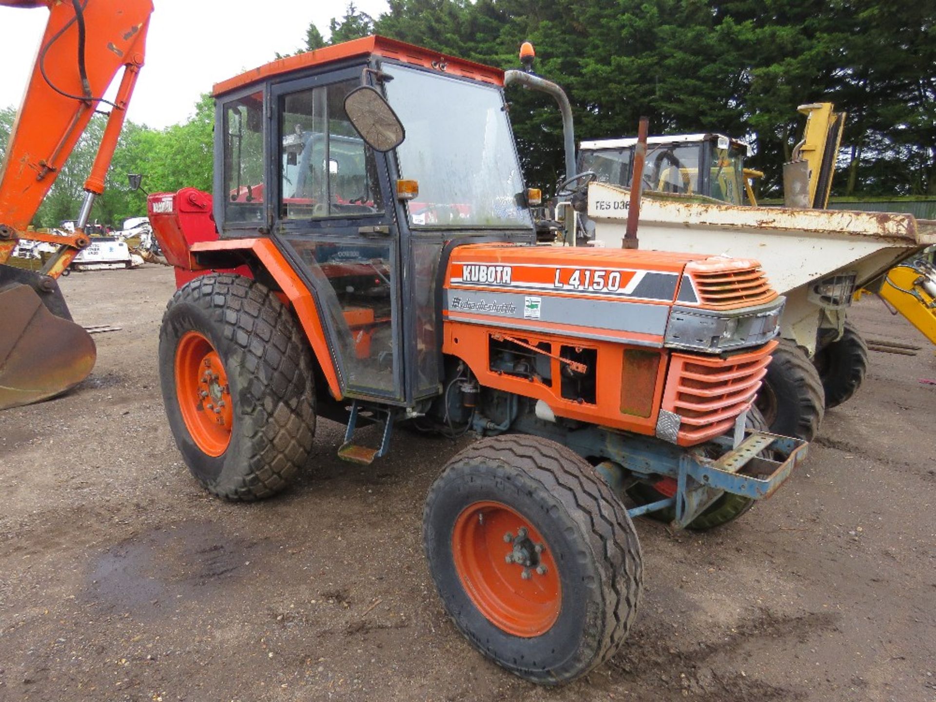 KUBOTA L4150 4WD TRACTOR WITH CAB AND GRASS TYRES. 50HP 6 CYLINDER ENGINE WITH SHUTTLE DIRECTION CHA