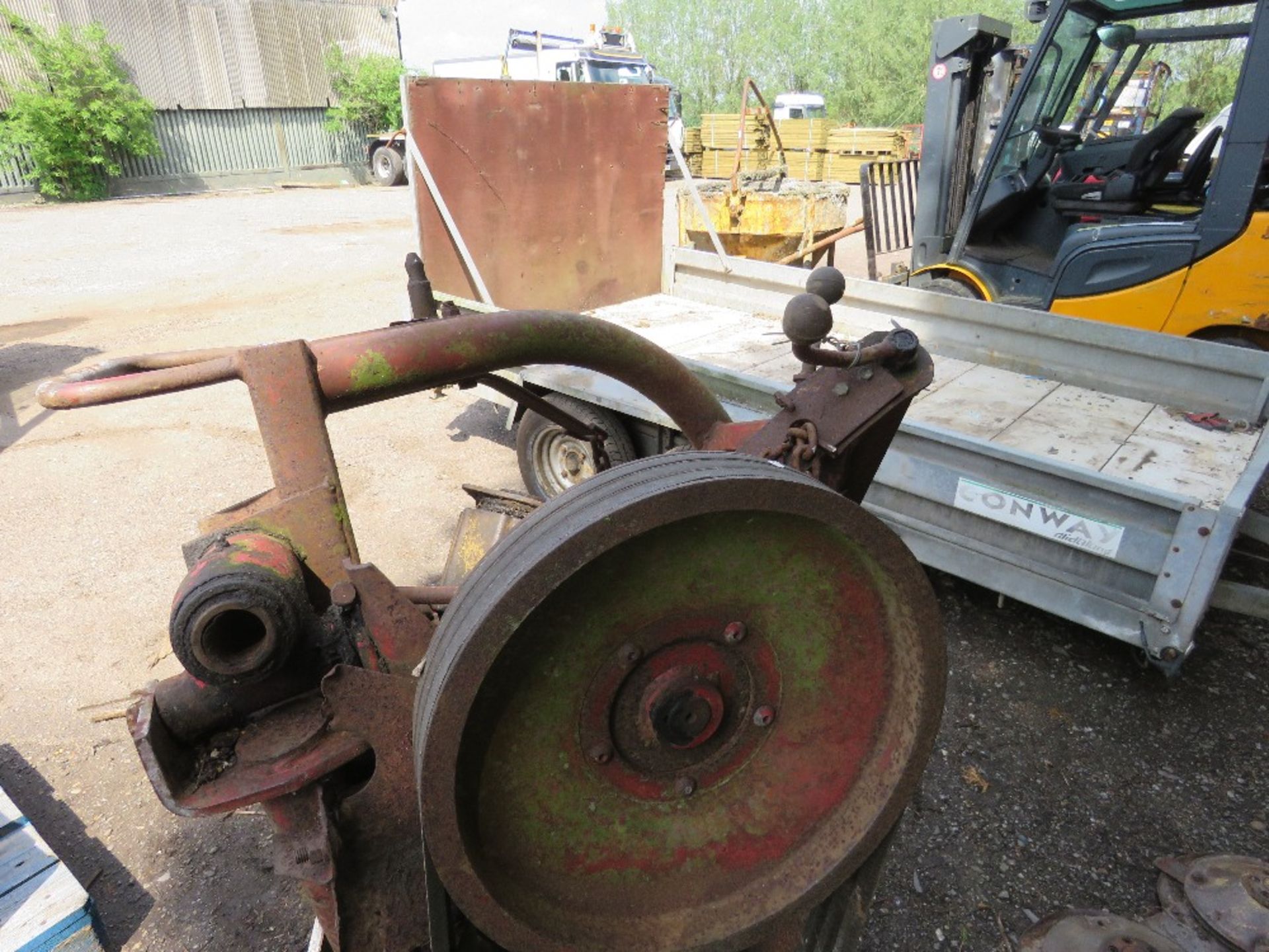 NEW HOLLAND TRACTOR MOUNTED DISC HAY MOWER.....THIS LOT IS SOLD UNDER THE AUCTIONEERS MARGIN SCHEME, - Image 5 of 10
