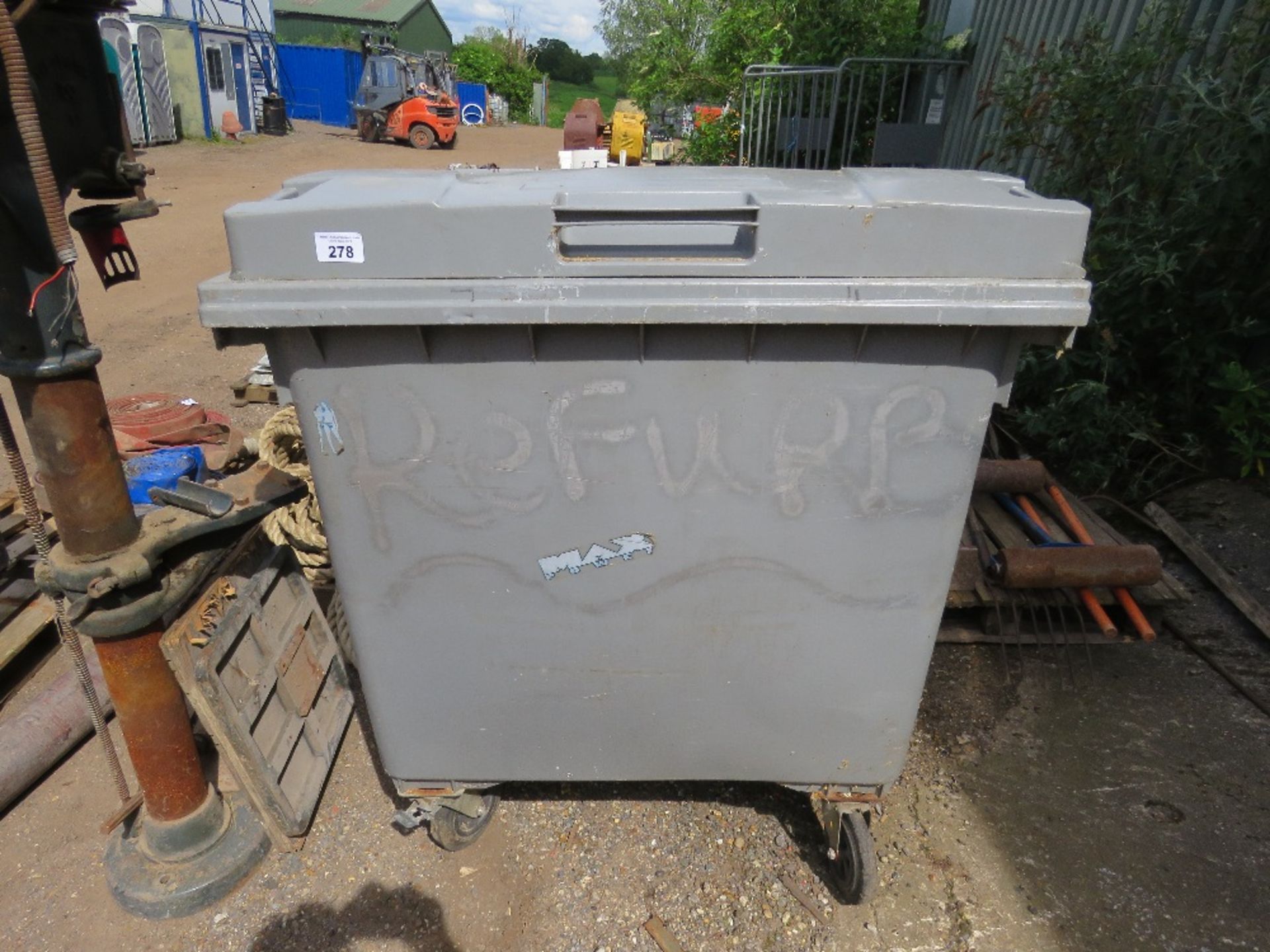 LARGE SIZED WASTE BIN ON WHEELS.....THIS LOT IS SOLD UNDER THE AUCTIONEERS MARGIN SCHEME, THEREFORE