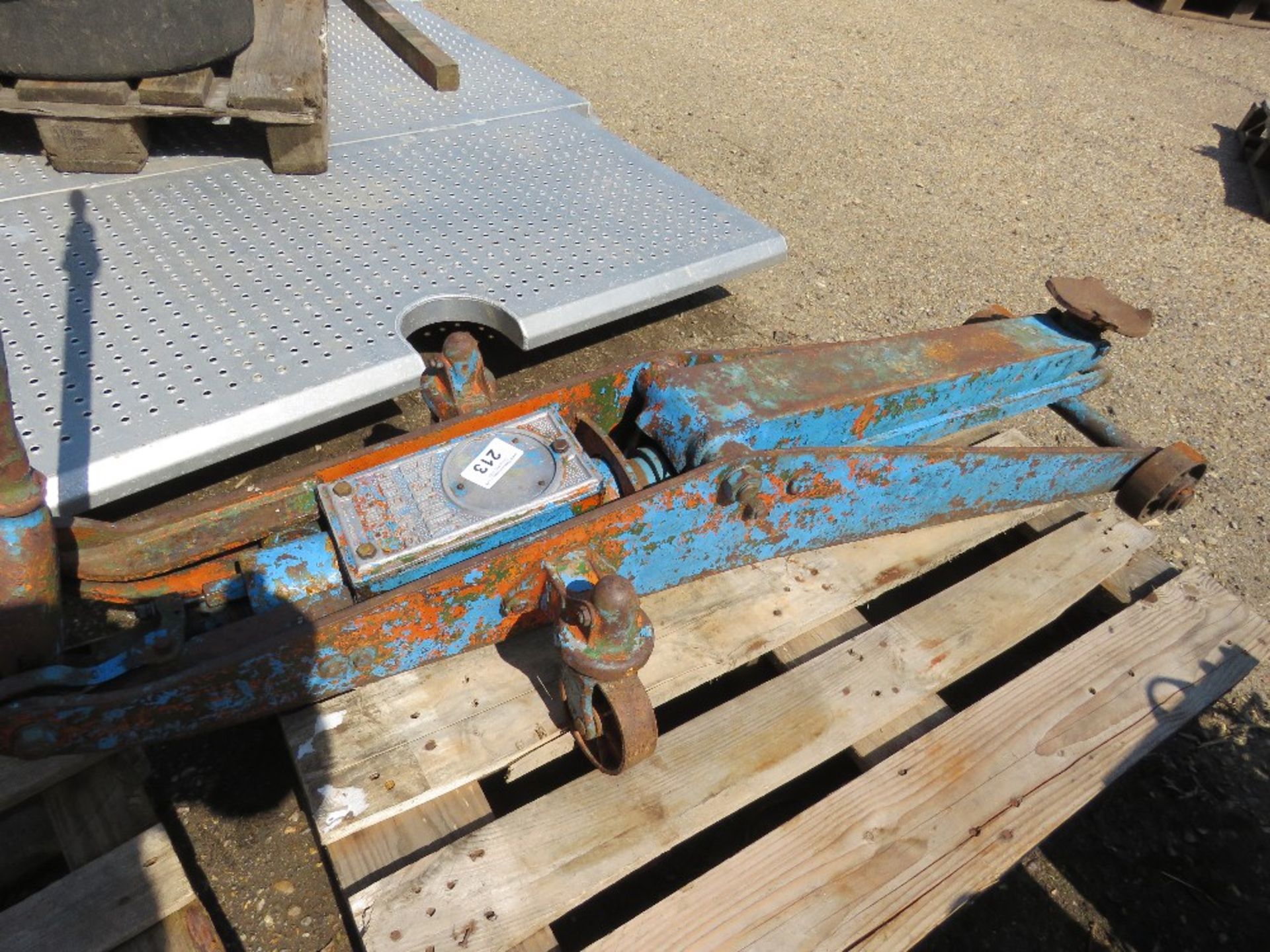 LARGE SIZED EPCO TROLLEY JACK.....THIS LOT IS SOLD UNDER THE AUCTIONEERS MARGIN SCHEME, THEREFORE NO - Image 5 of 6
