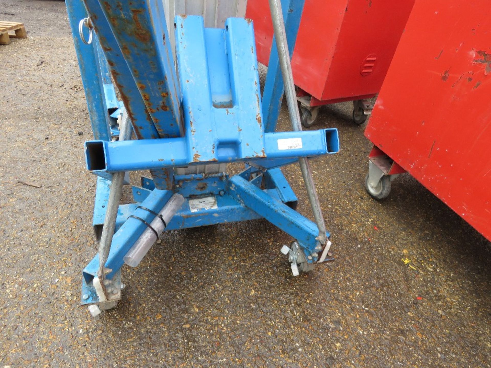 GENIE SLA15 MANUAL MATERIAL HOIST, WITH FORKS AND EXTENSIONS THX2480 - Image 5 of 8