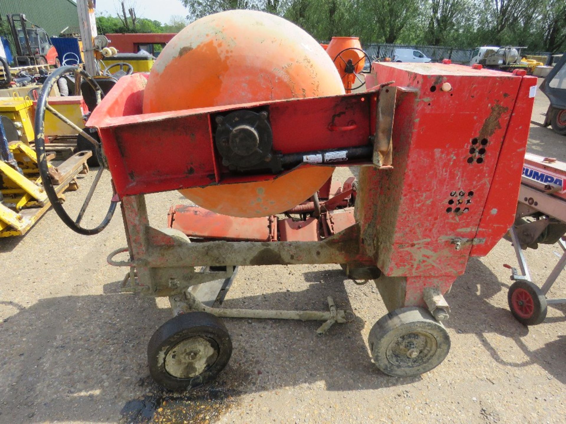 BELLE YANMAR ENGINED CEMENT MIXER. WHEN TESTED WAS SEEN TO RUN AND DRUM TURNED. - Bild 3 aus 4