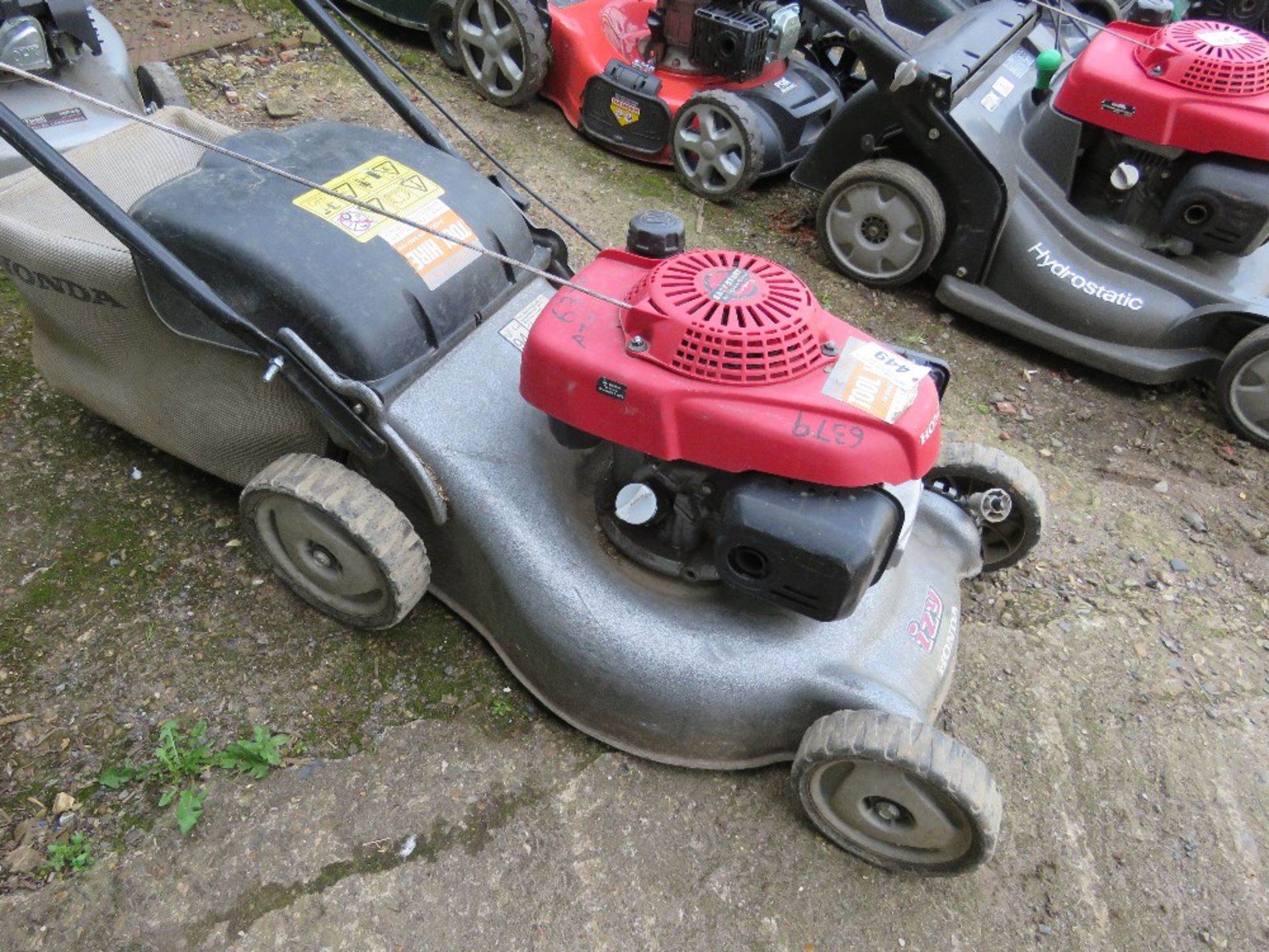 HONDA IZY PETROL ENGINED MOWER WITH COLLECTOR. ....THIS LOT IS SOLD UNDER THE AUCTIONEERS MARGIN SCH - Image 3 of 3