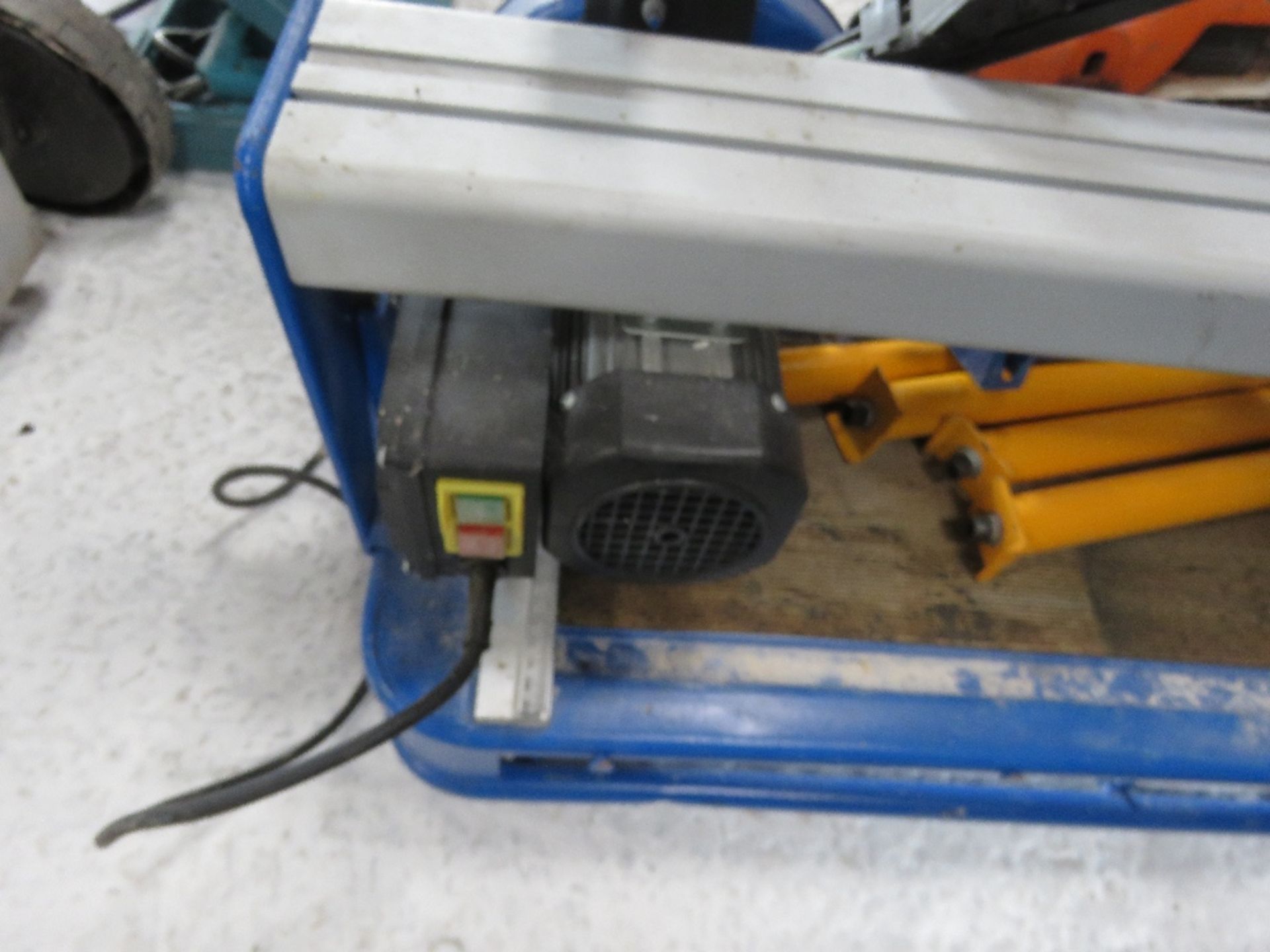 TILE CUTTING SAWBENCH 240VOLT POWERED.....THIS LOT IS SOLD UNDER THE AUCTIONEERS MARGIN SCHEME, THER - Image 3 of 3