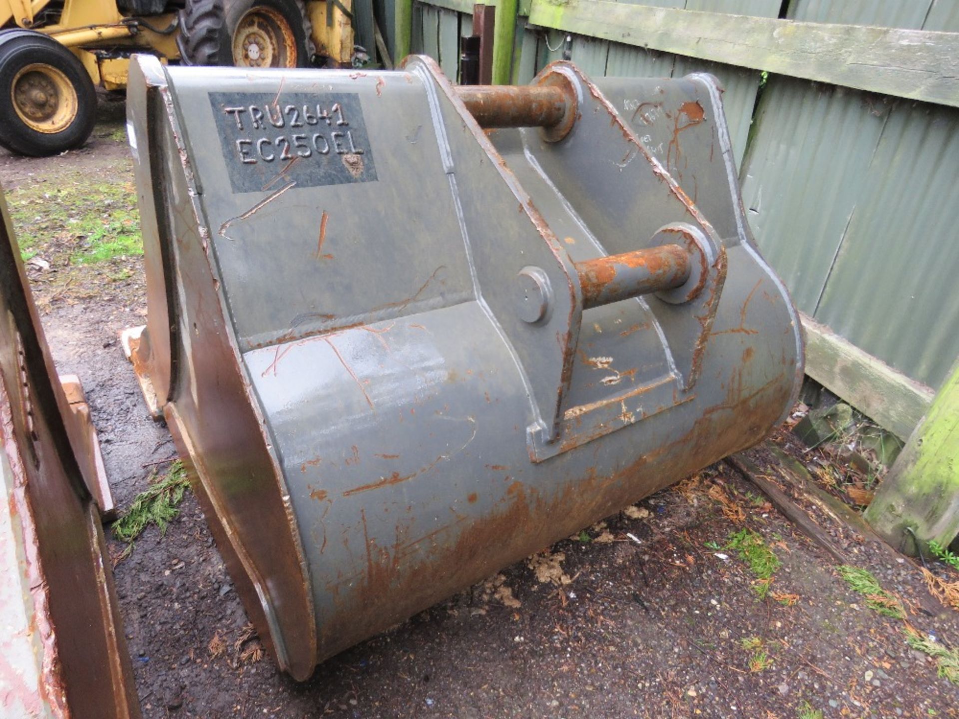 GENUINE VOLVO EXCAVATOR BUCKET SUITABLE FOR 35TONNE EXCAVATOR ON 90MM PINS. 1.5M WIDTH APPROX. APPEA - Bild 3 aus 4