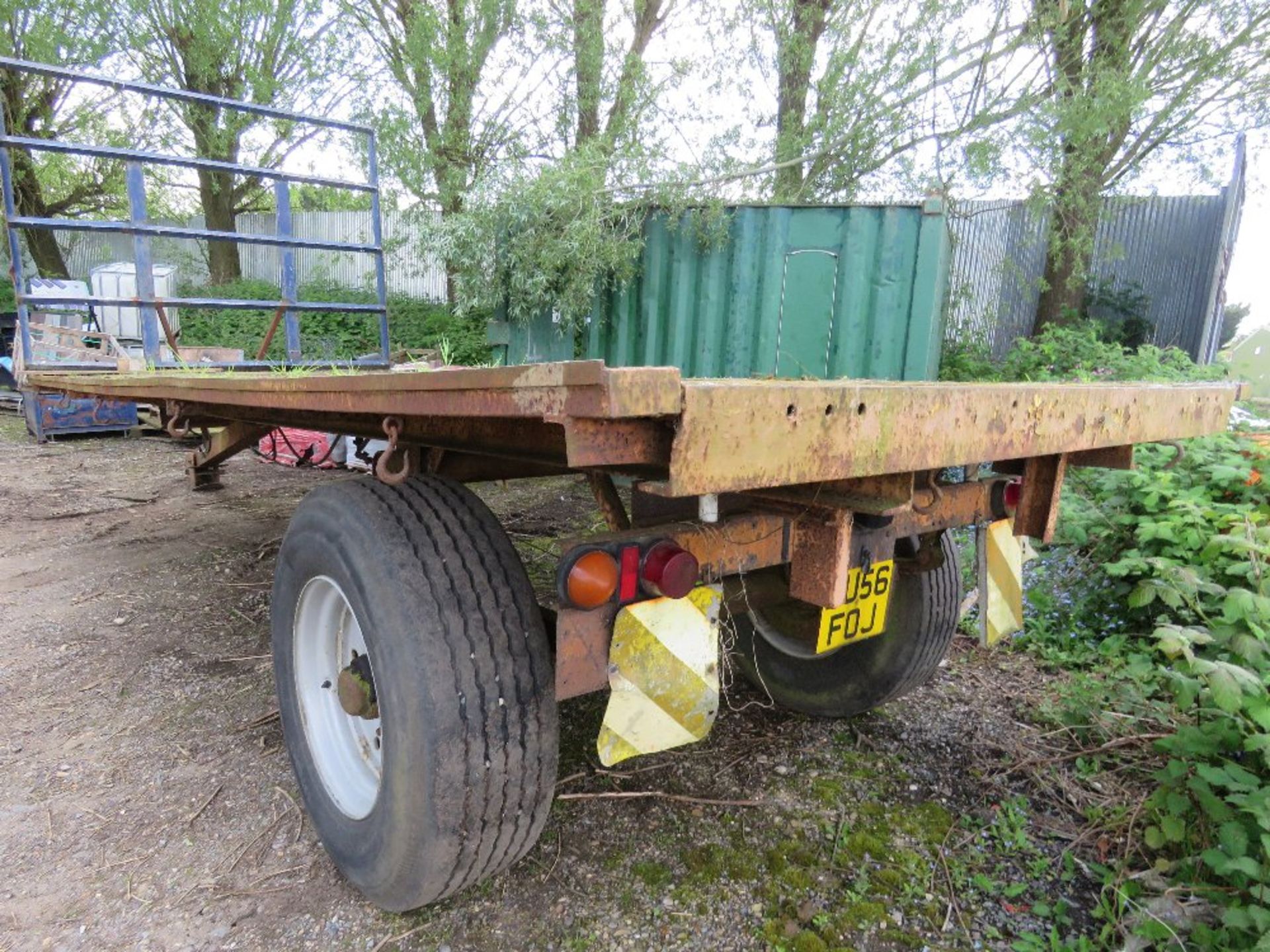 SINGLE AXLED FLAT BED BALE TRAILER, 20FT X 8FT BED APPROX ON SUPER SINGLE WHEELS.....THIS LOT IS SOL - Bild 4 aus 8
