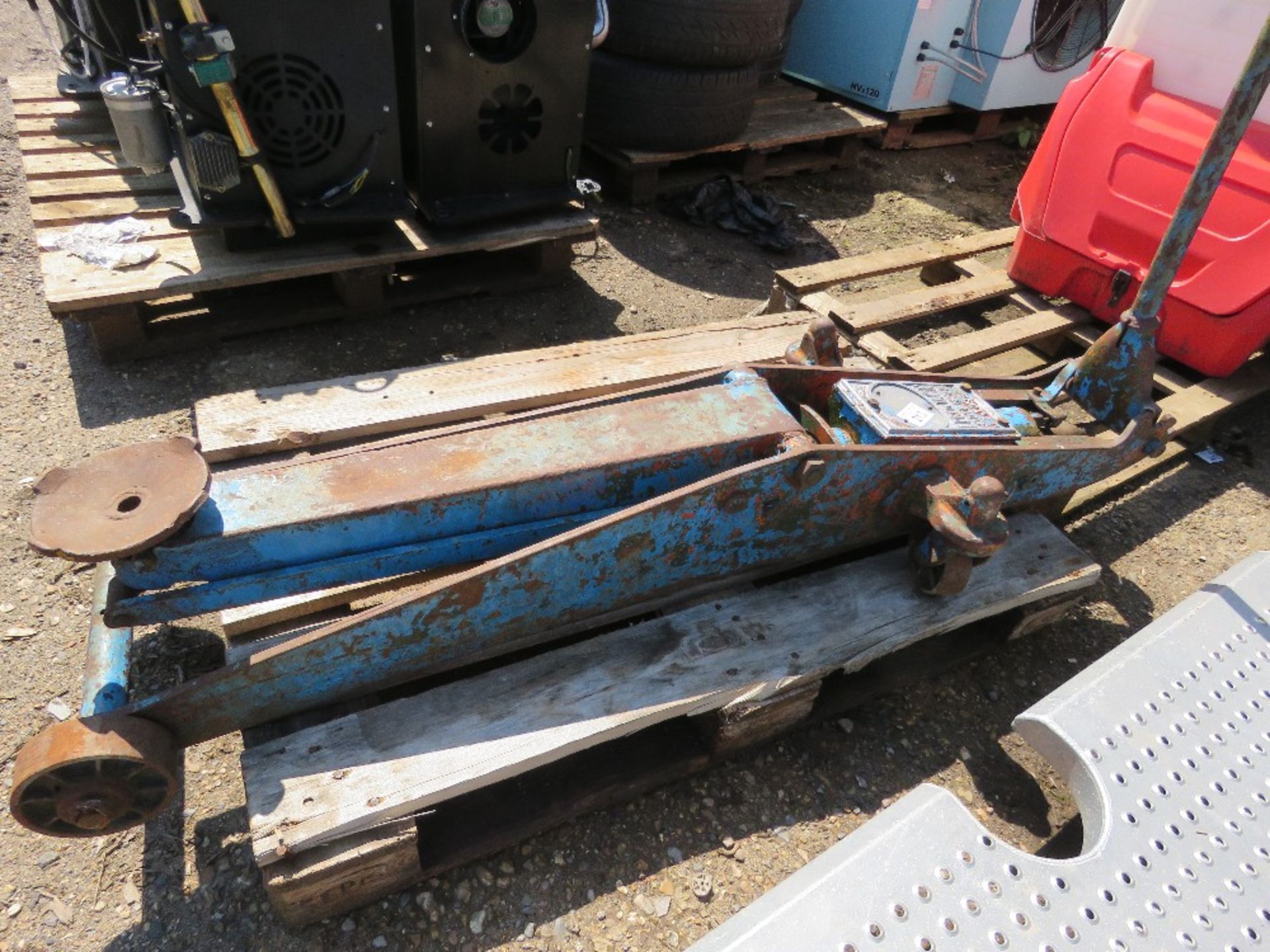 LARGE SIZED EPCO TROLLEY JACK.....THIS LOT IS SOLD UNDER THE AUCTIONEERS MARGIN SCHEME, THEREFORE NO - Image 2 of 6