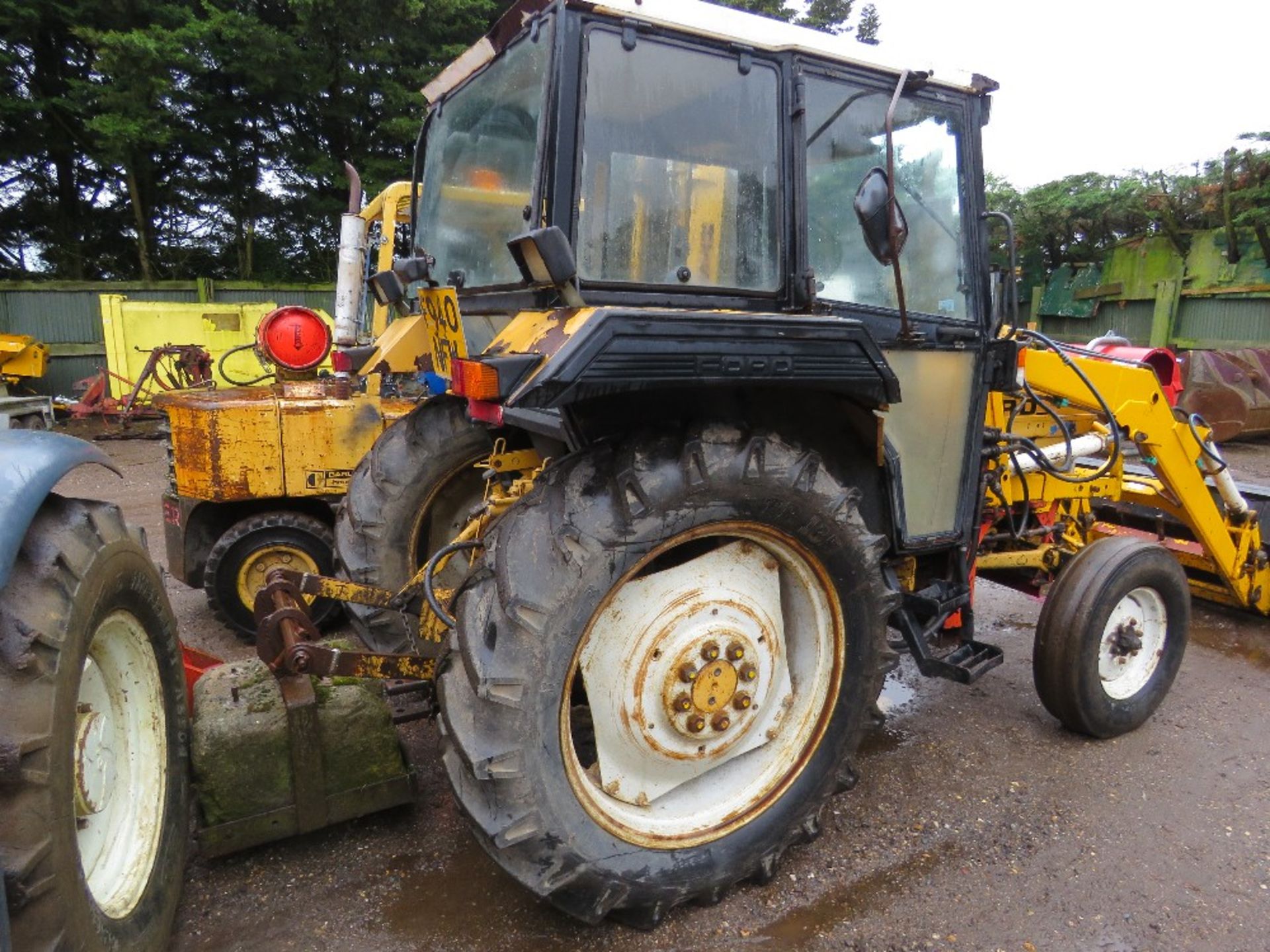 FORD 2WD TRACTOR WITH FOREND LOADER. REG:F940 WFW (LOG BOOK TO APPLY FOR). COMES WITH BUCKET, PALLET - Image 9 of 17