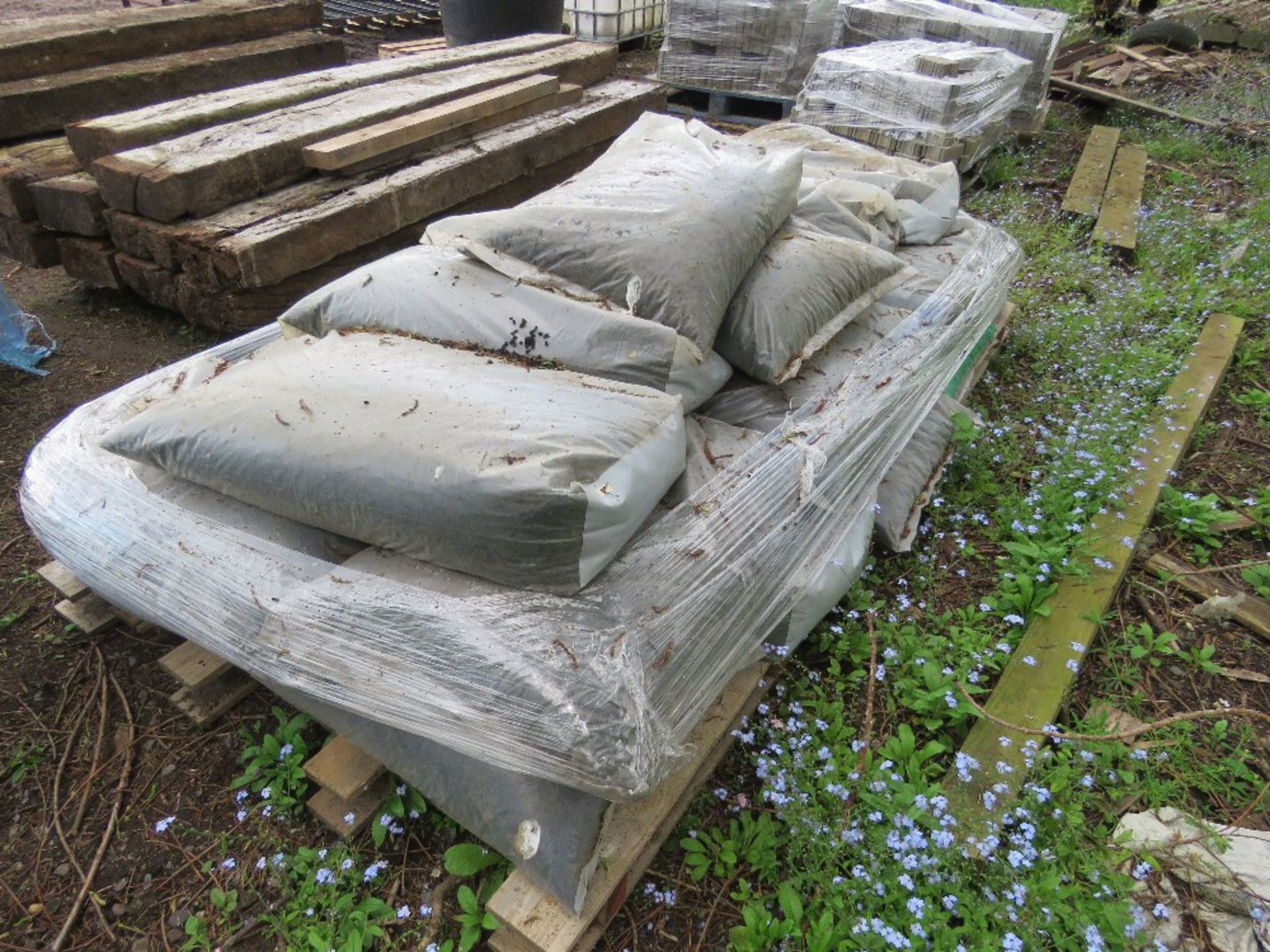 QUANTITY OF BAGS OF CHIPPED RUBBER FOR MENAGE / PLAY AREA.....THIS LOT IS SOLD UNDER THE AUCTIONEERS - Image 3 of 4