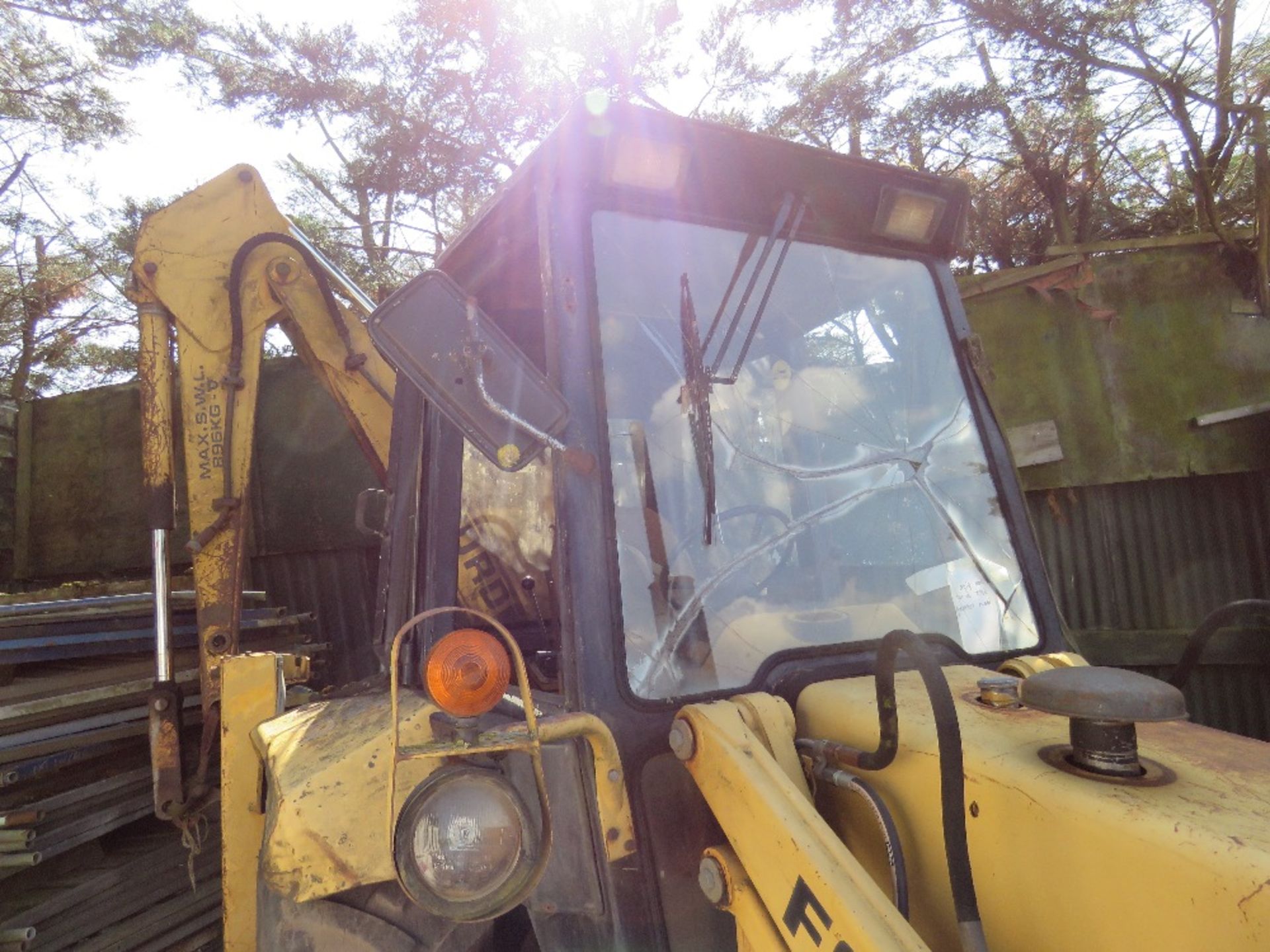 FORD 555 2WD BACKHOE LOADER WITH 4IN1 BUCKET. WHEN TESTED WAS SEEN TO RUN AND DRIVE AND DIG (NO BRAK - Image 5 of 23