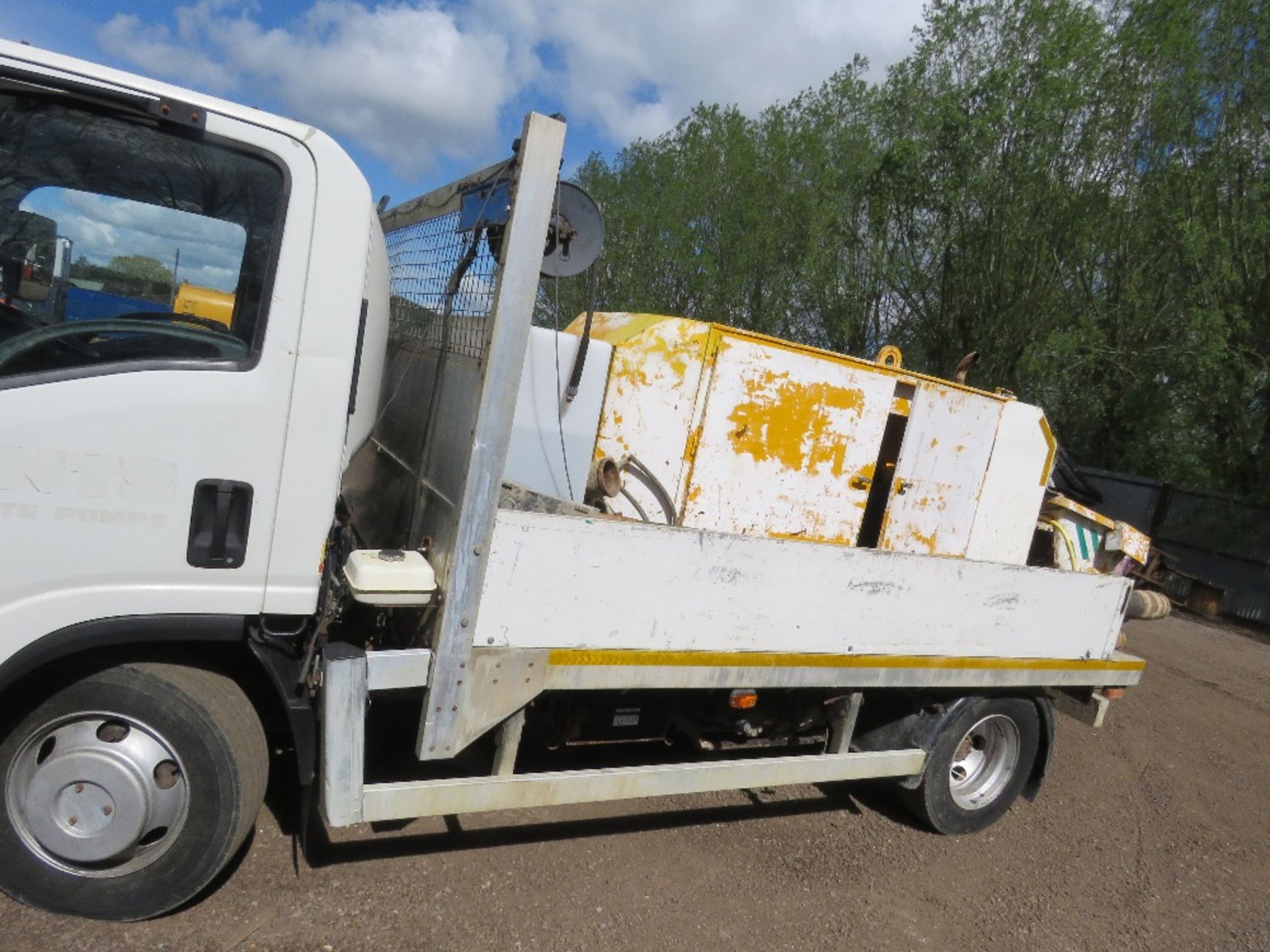 ISUZU CONCRETE PUMPING LORRY REG:AE61 AOF. EASYSHIFT GEARBOX. WITH V5. INCLUDES PIPES, CONNECTORS AN - Image 2 of 12