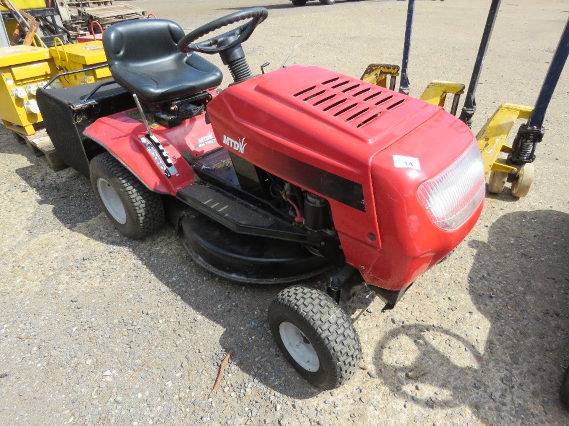 MTD RH115/76 RIDE ON MOWER WITH COLLECTOR. WHEN TESTED WAS SEEN TO DRIVE AND MOWERS ENGAGED (DRIVE S