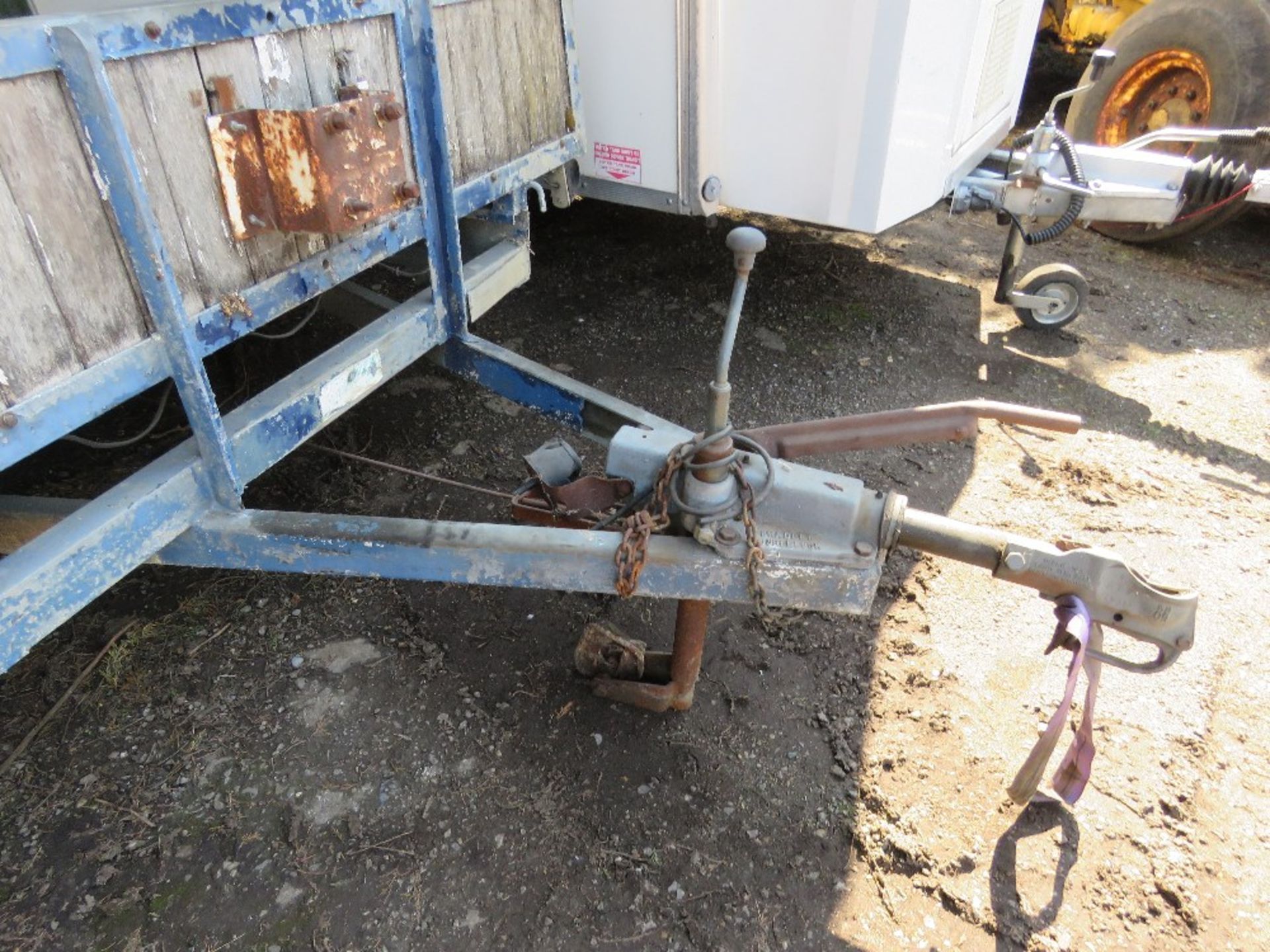 TWIN AXLED FLAT TRAILER, 10FT LENGTH APPROX, BALL HITCH COUPLING. - Image 3 of 9
