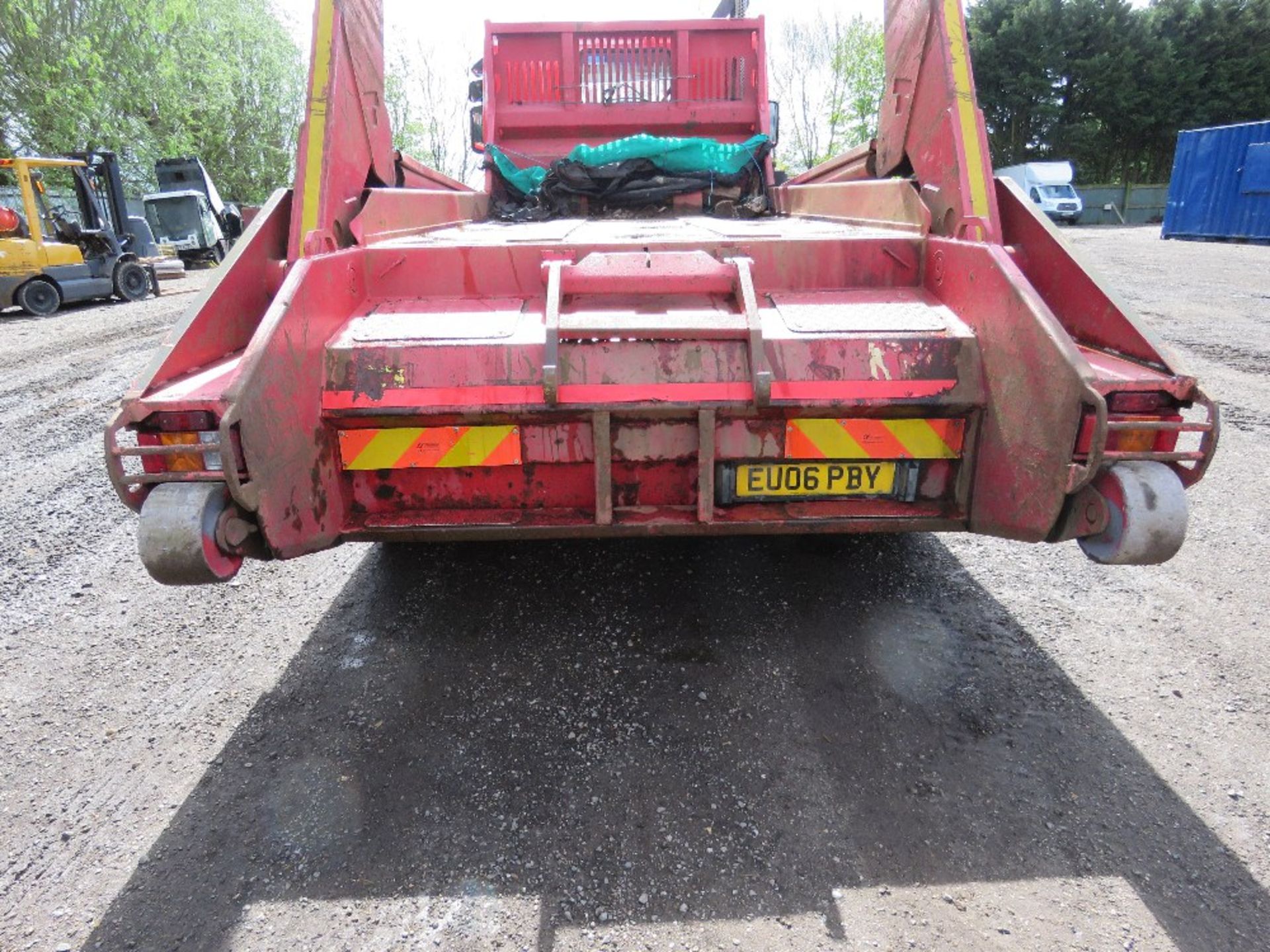 SCANIA P230 4X2 CHAIN LIFT SKIP LORRY YEAR 2006. REG:EU06 PBY. 402,445 REC KMS. MANUAL GEARBOX. 18 T - Image 9 of 18