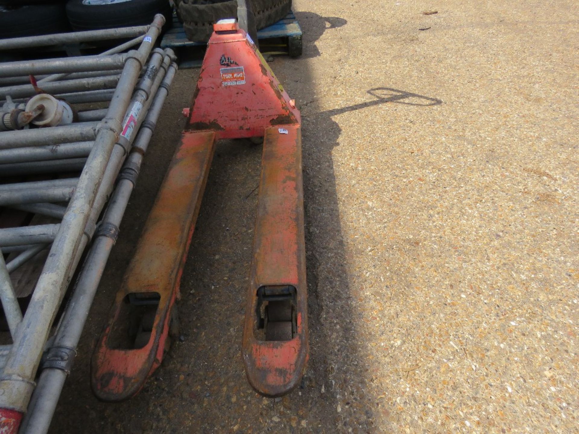 HYDRAULIC PALLET TRUCK.....THIS LOT IS SOLD UNDER THE AUCTIONEERS MARGIN SCHEME, THEREFORE NO VAT WI - Image 2 of 4