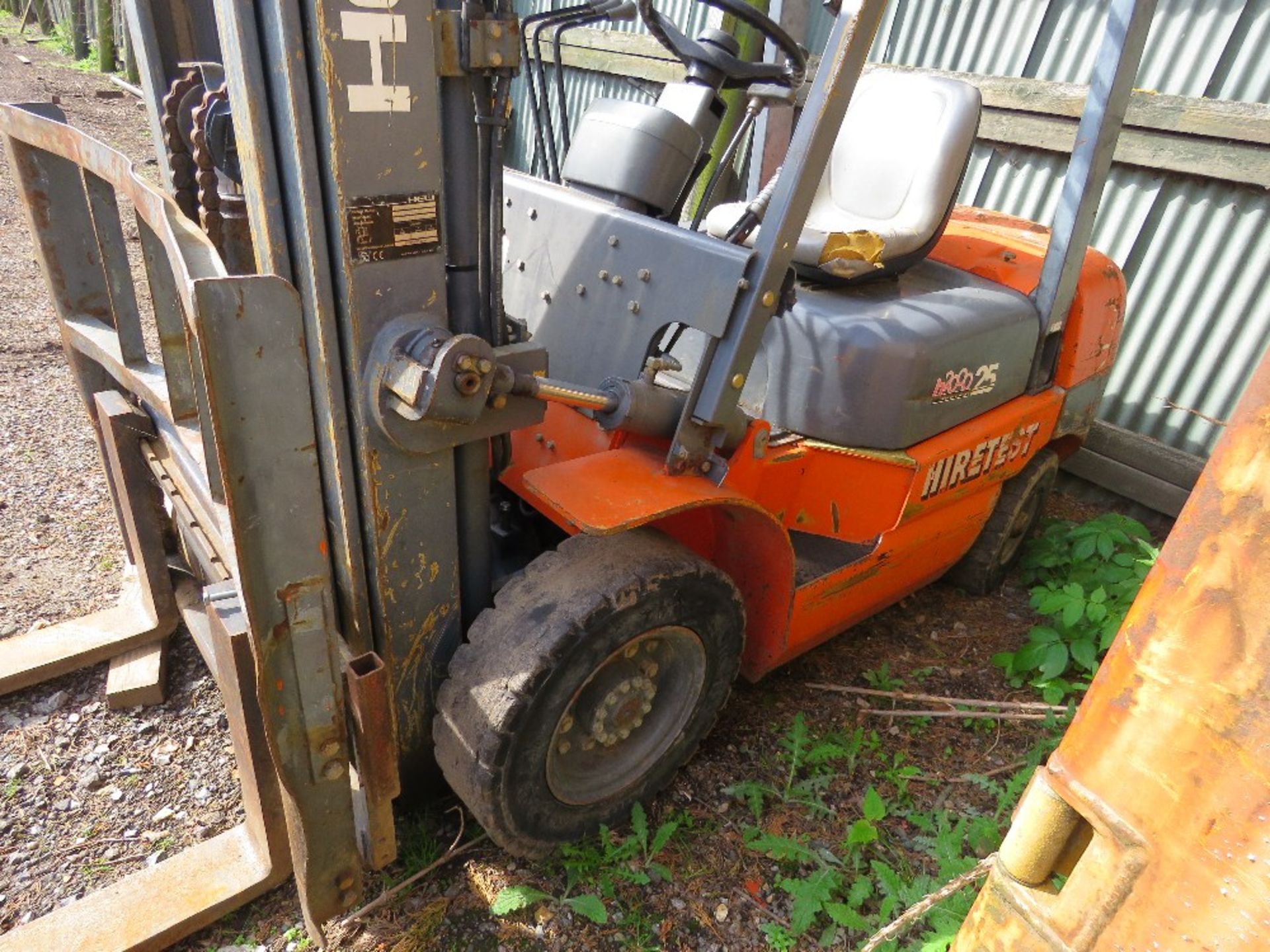 HELI CPCD25 DIESEL ENGINED FORKLIFT TRUCK WITH CONTAINER SPEC MAST/FREE LIFT. 2.5 TONNE LIFT CAPACIT - Image 4 of 14
