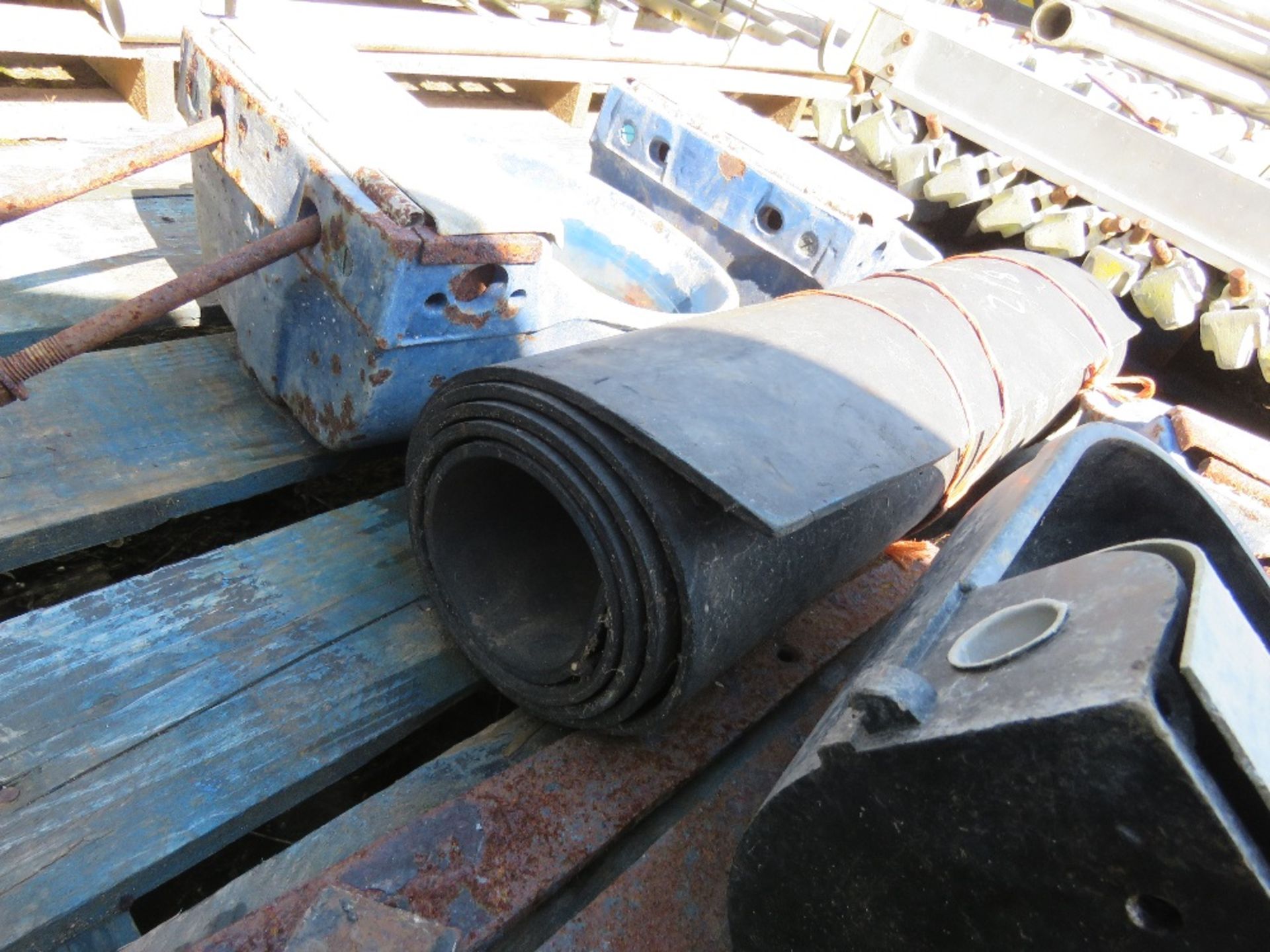 OLD METAL HINGES PLUS WATER TROUGHS/PLANTERS.....THIS LOT IS SOLD UNDER THE AUCTIONEERS MARGIN SCHEM - Image 3 of 4