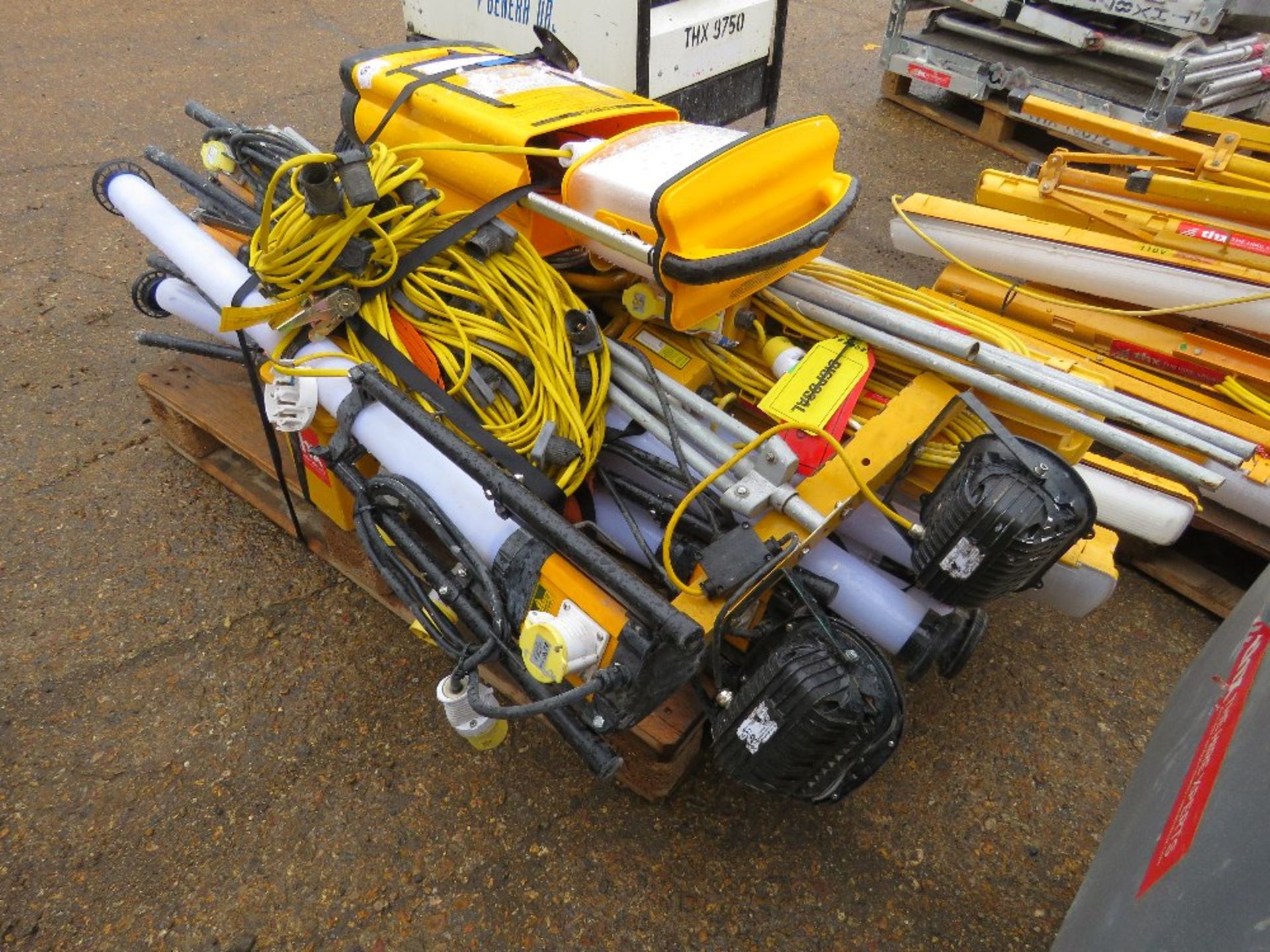 PALLET OF 110VOLT LIGHTS PLUS A TRANSFORMER. - Image 5 of 5