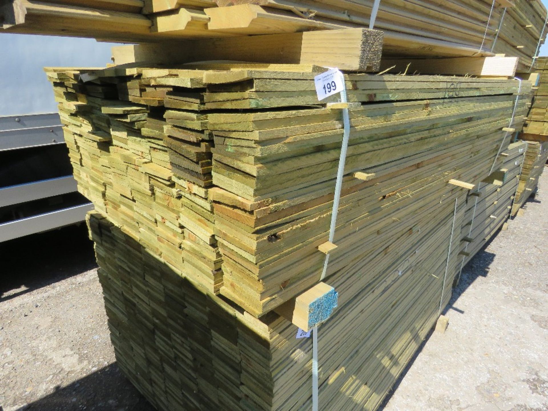 MEDIUM PACK OF PRESSURE TREATED FEATHER EDGE CLADDING TIMBER BOARDS 1.65M LENGTH X 100MM WIDTH APPRO