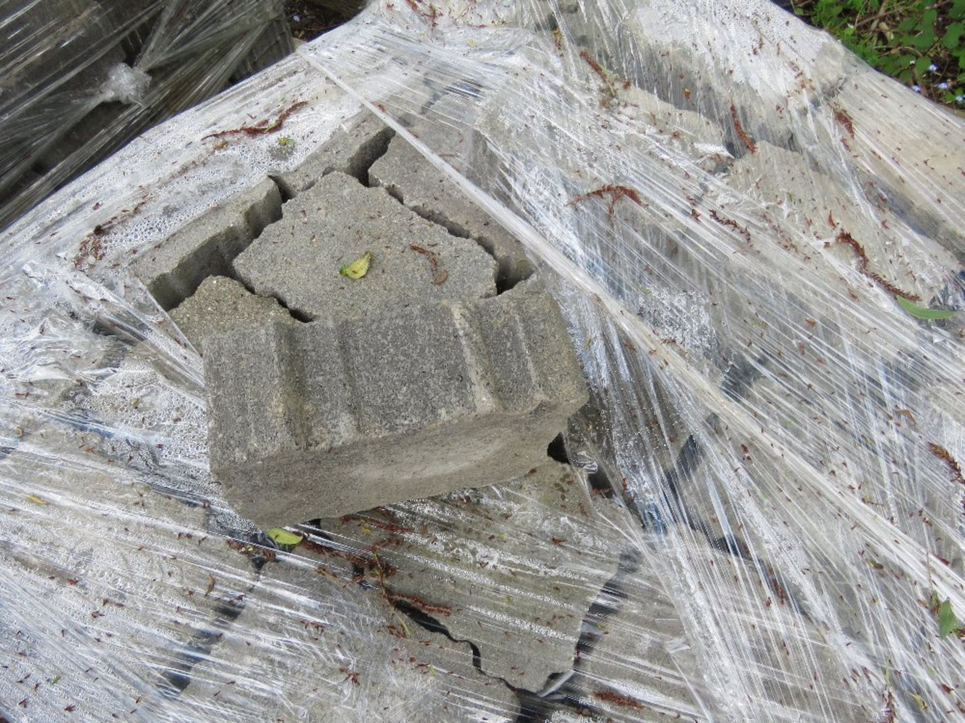 4 X PALLETS OF GREY PAVING BLOCKS.....THIS LOT IS SOLD UNDER THE AUCTIONEERS MARGIN SCHEME, THEREFO - Image 7 of 9