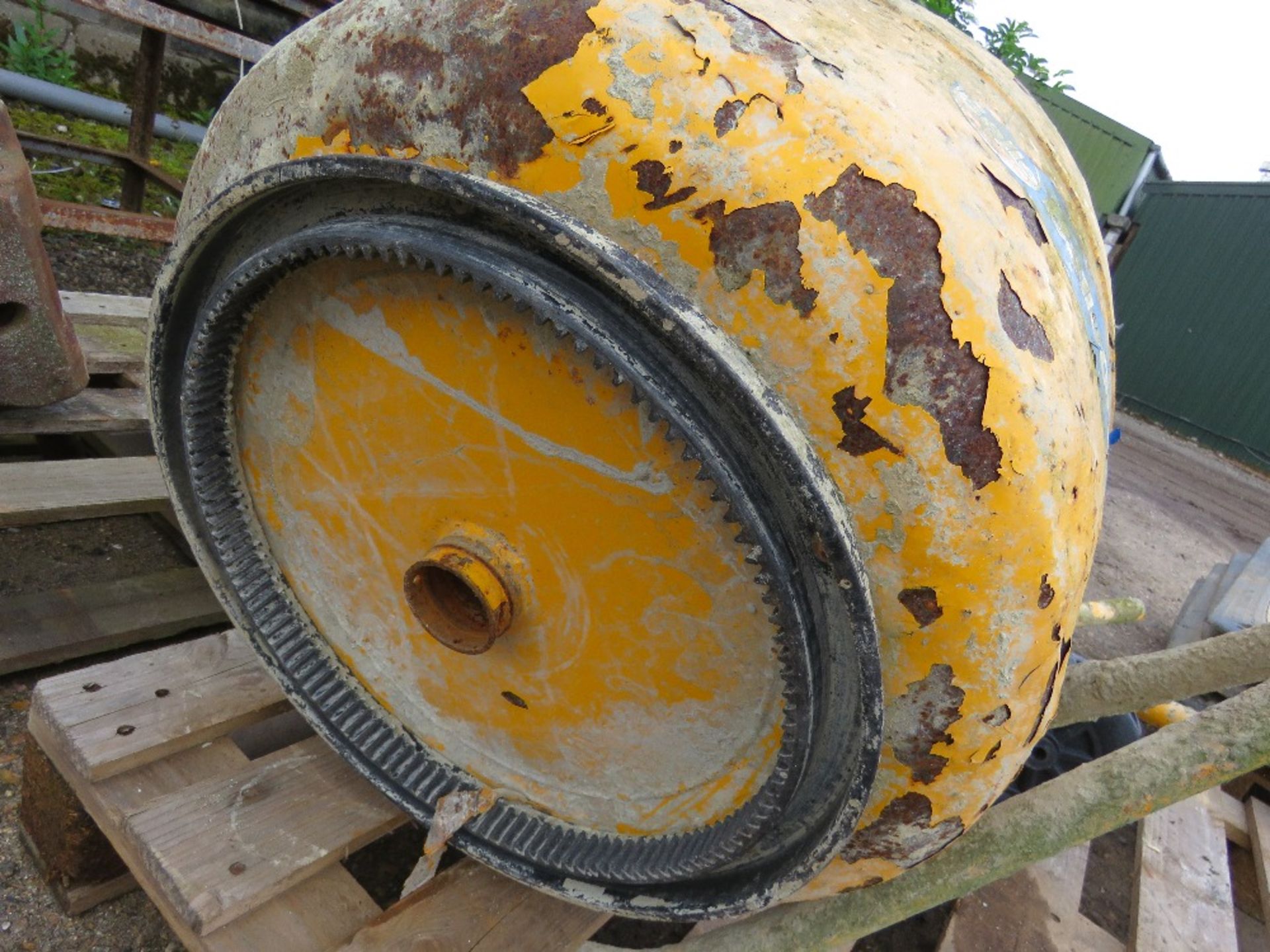 SMALL SIZED CEMENT MIXER 240VOLT POWERED.....THIS LOT IS SOLD UNDER THE AUCTIONEERS MARGIN SCHEME, T - Image 5 of 5