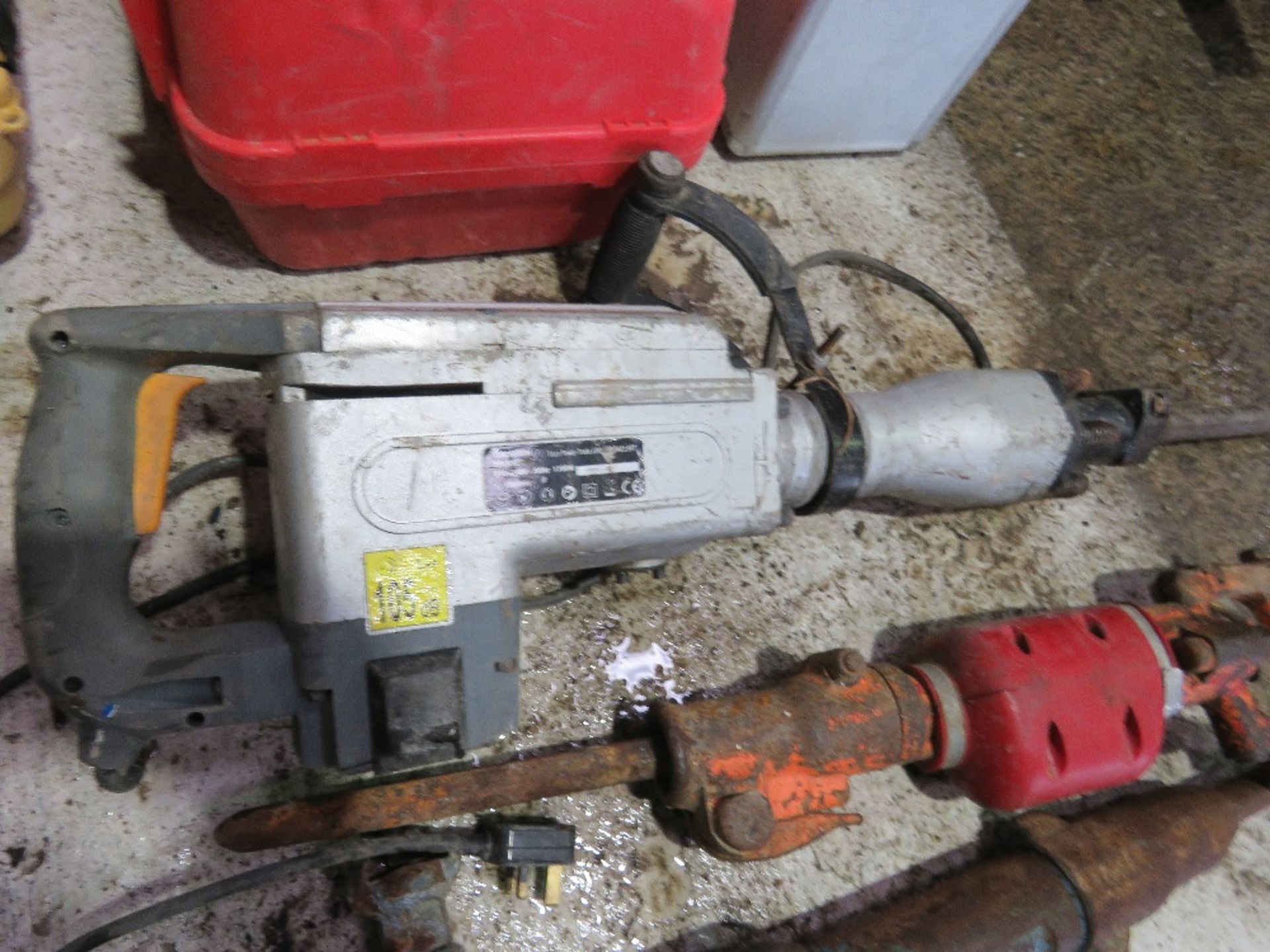 2 X AIR PICKS / DEMOLITION HAMMERS PLUS A TITAN 240VOLT BREAKER.....THIS LOT IS SOLD UNDER THE AUCTI - Image 3 of 7