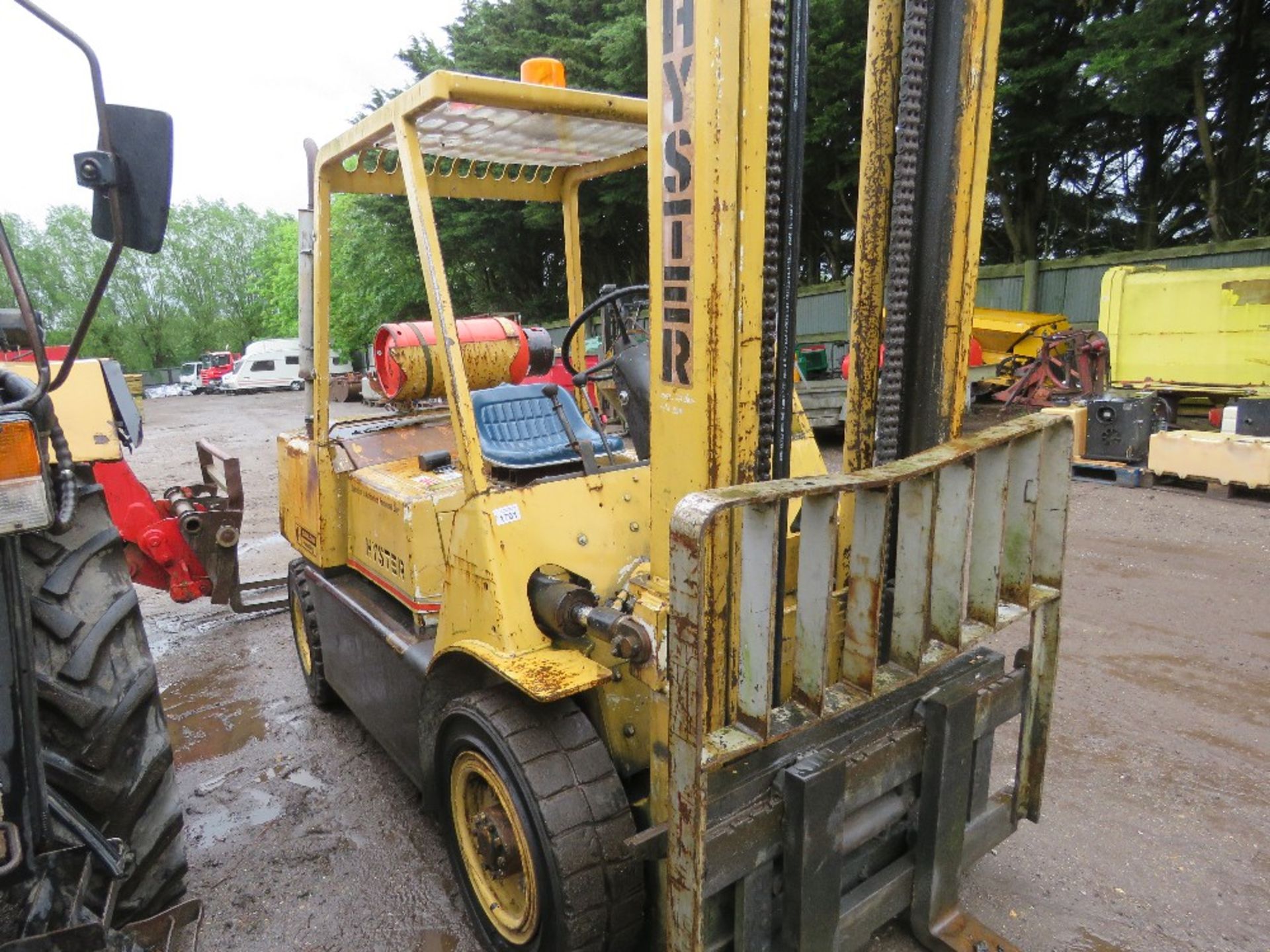 HYSTER GAS POWERED FORKLIFT TRUCK WITH SIDE SHIFT, 3.5 TONNE RATED LIFT CAPACITY. WHEN TESTED WAS SE - Image 3 of 11