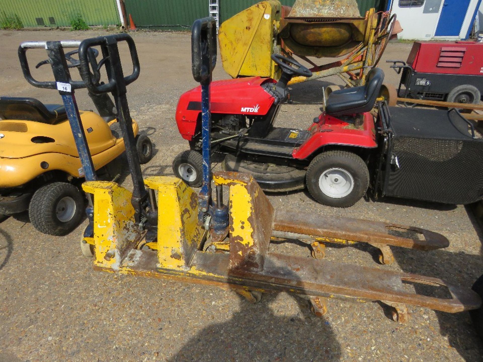 3 X HYDRAULIC PALLET TRUCKS.