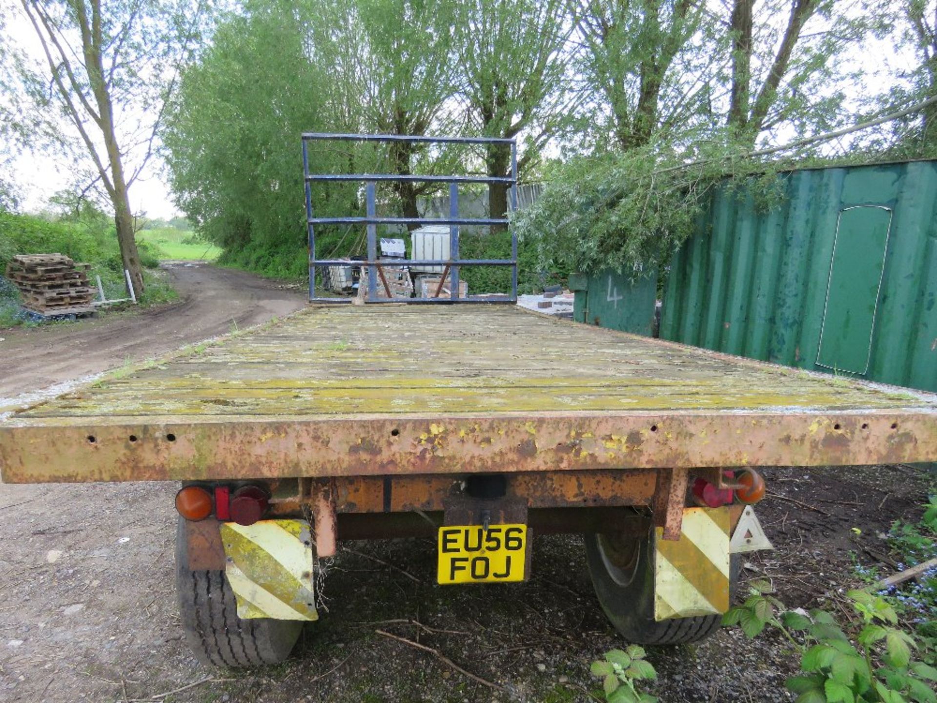SINGLE AXLED FLAT BED BALE TRAILER, 20FT X 8FT BED APPROX ON SUPER SINGLE WHEELS.....THIS LOT IS SOL - Image 6 of 8