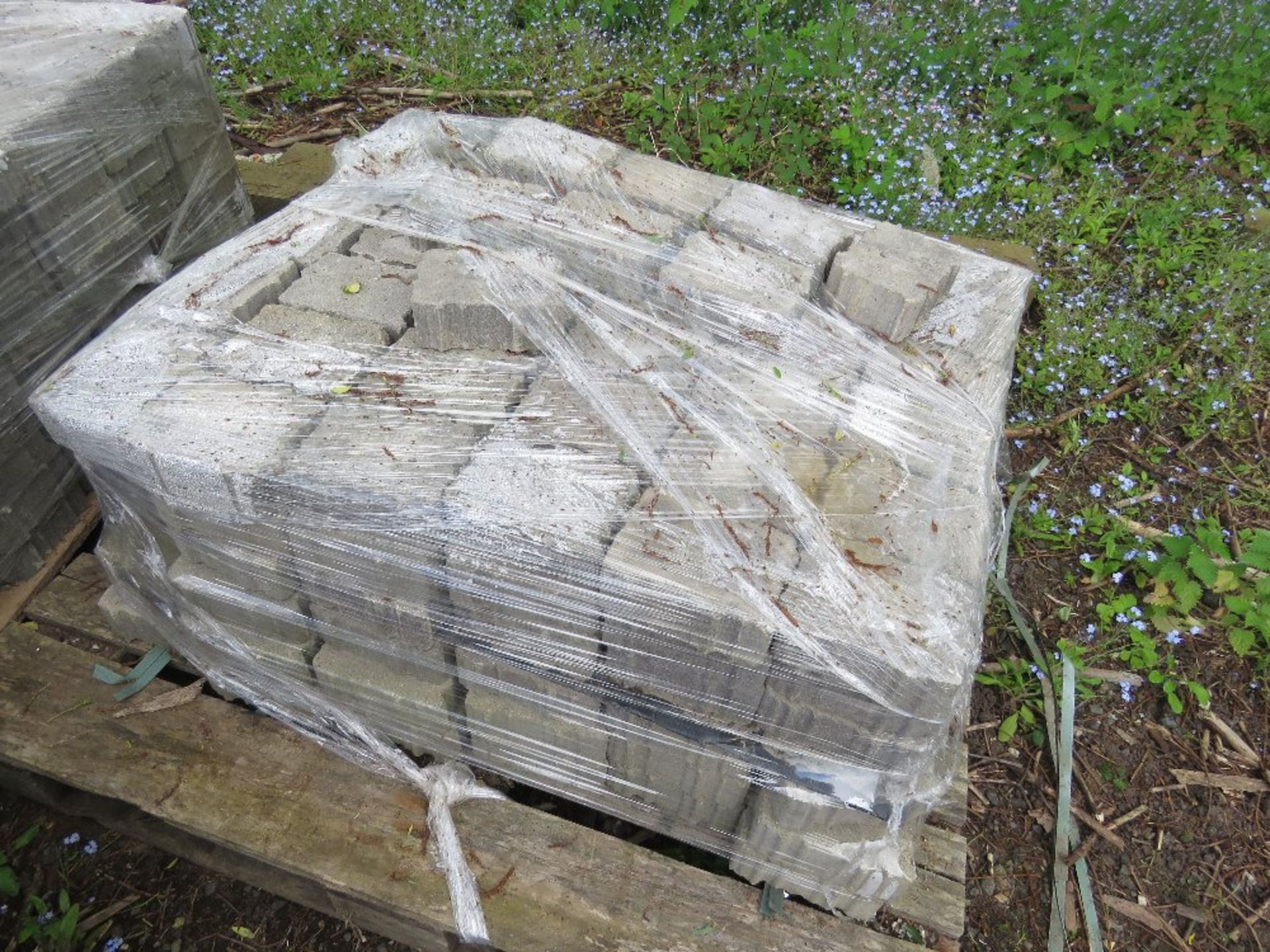 4 X PALLETS OF GREY PAVING BLOCKS.....THIS LOT IS SOLD UNDER THE AUCTIONEERS MARGIN SCHEME, THEREFO - Image 6 of 9