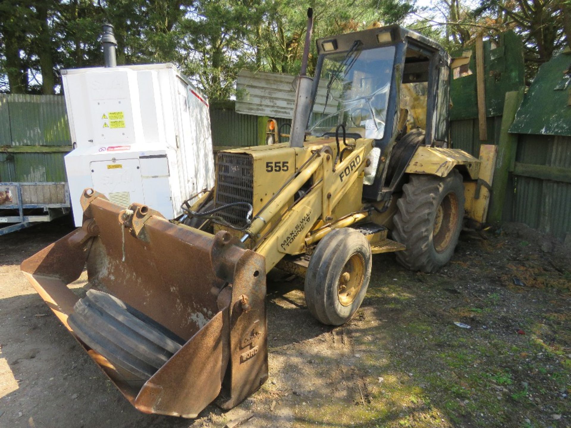 FORD 555 2WD BACKHOE LOADER WITH 4IN1 BUCKET. WHEN TESTED WAS SEEN TO RUN AND DRIVE AND DIG (NO BRAK