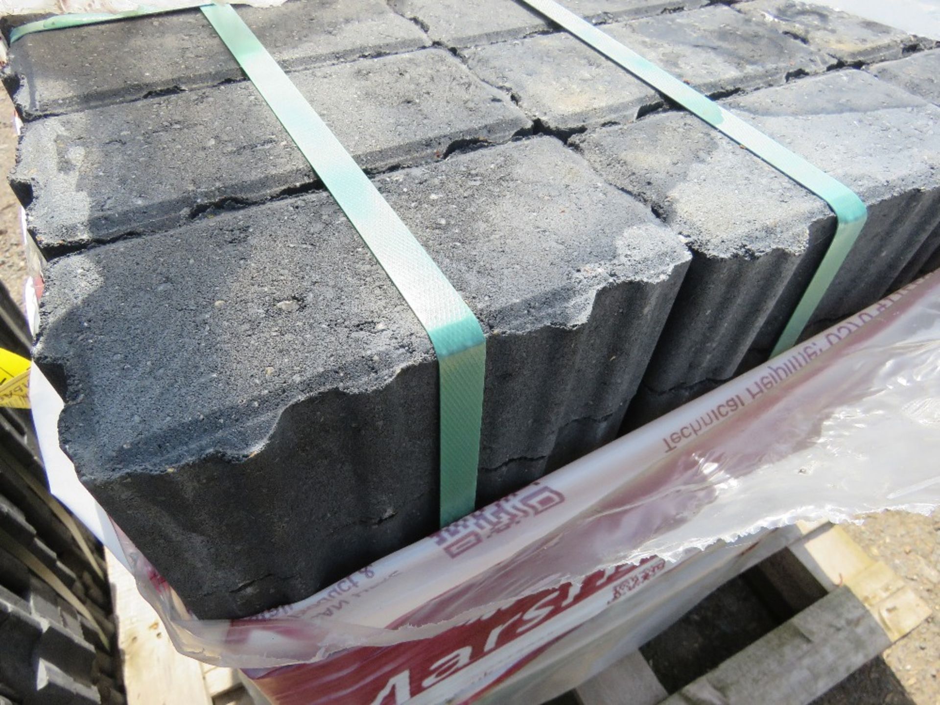 2NO PACKS OF MARSHALL PRIORA CHARCOAL BLOCK PAVERS 200X100X80MM. SOURCED FROM COMPANY LIQUIDATION. - Image 6 of 7