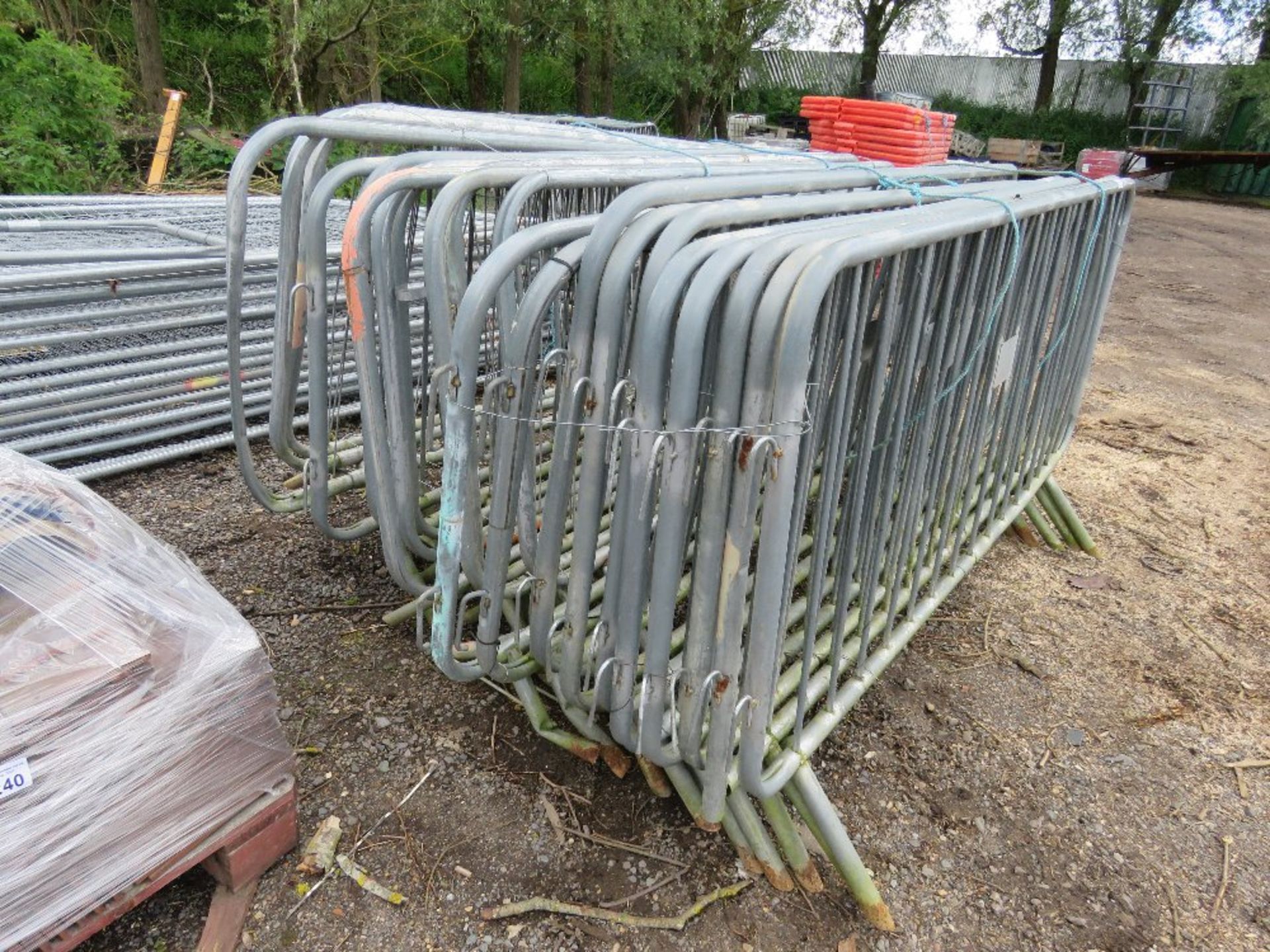 22NO METAL CROWD BARRIERS.....THIS LOT IS SOLD UNDER THE AUCTIONEERS MARGIN SCHEME, THEREFORE NO VAT - Image 3 of 4