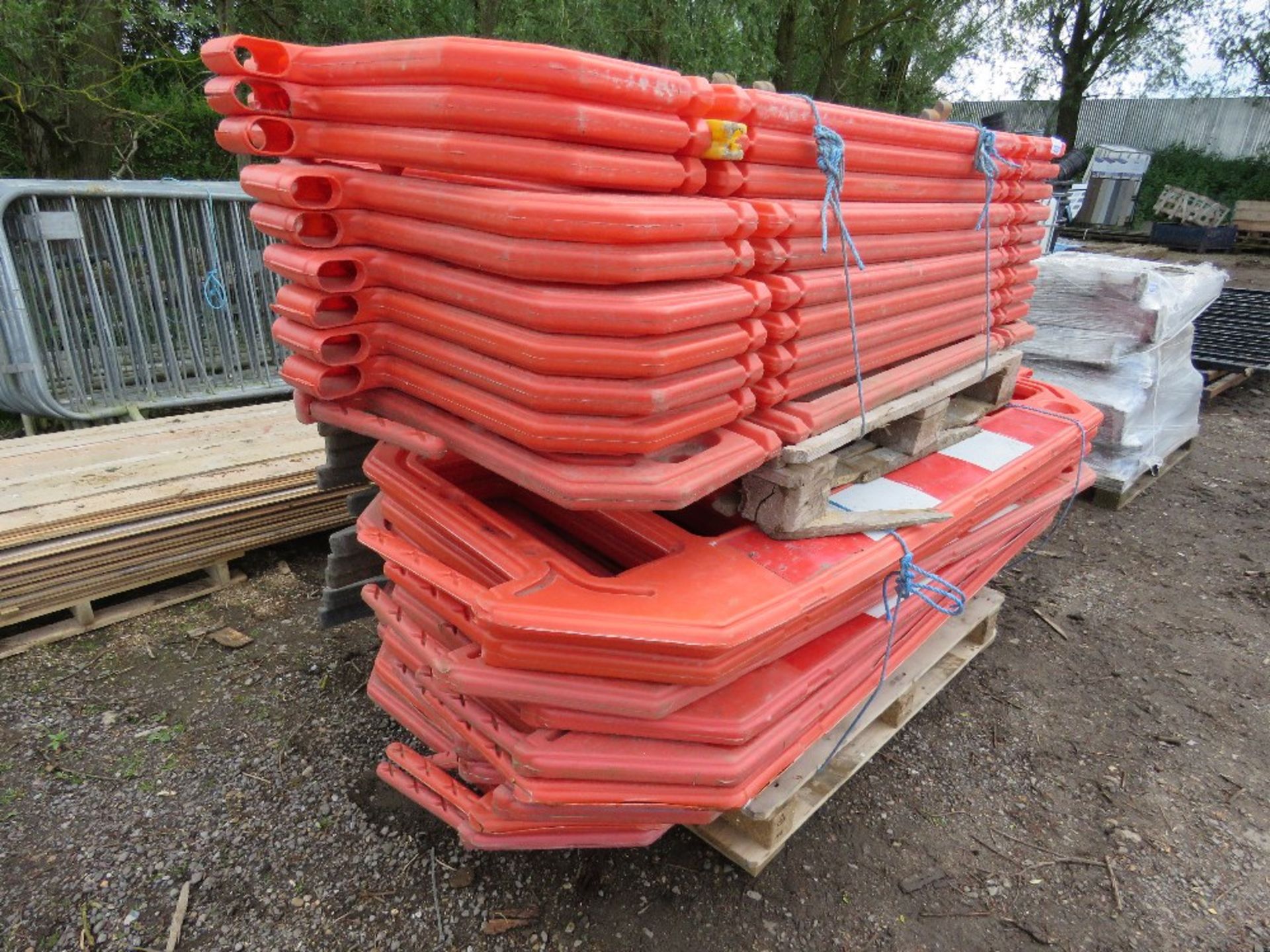 2 X BUNDLES OF PLASTIC CHAPTER 8 BARRIERS, 22NO IN TOTAL APPROX.....THIS LOT IS SOLD UNDER THE AUCTI