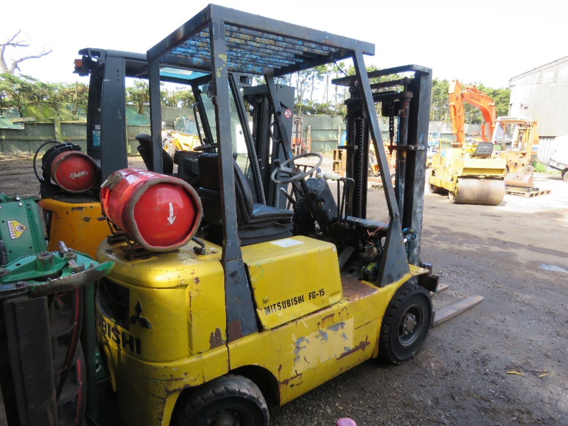 MITSUBISHI FG15 GAS POWERED FORKLIFT. WHEN TESTED WAS SEEN TO START AND RUN BRIEFLY BUT CUTTING OUT. - Image 6 of 8