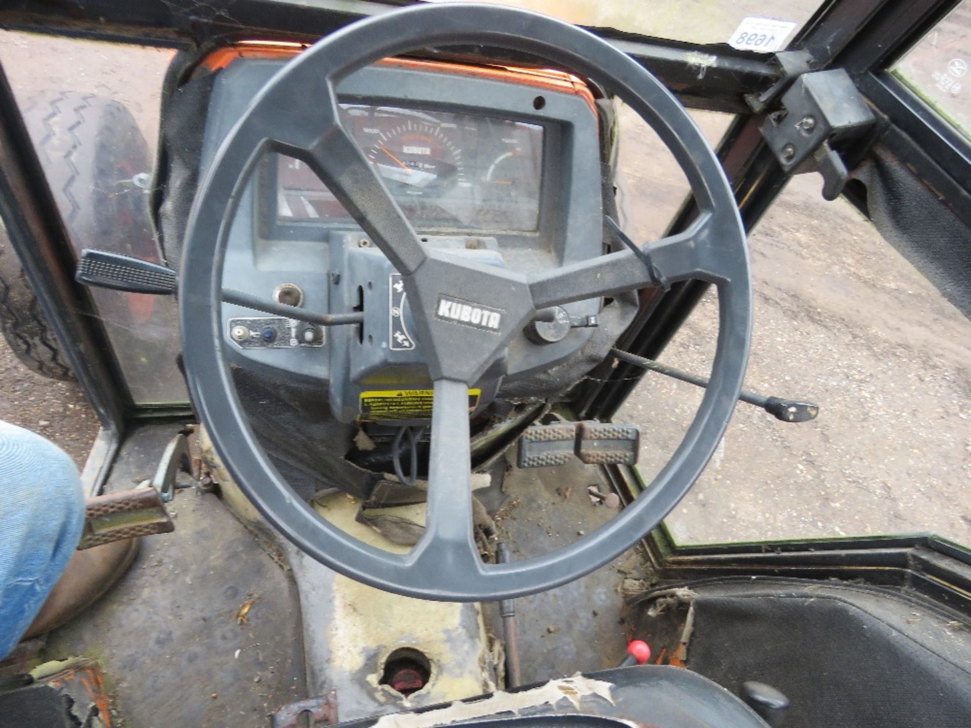 KUBOTA L4150 4WD TRACTOR WITH CAB AND GRASS TYRES. 50HP 6 CYLINDER ENGINE WITH SHUTTLE DIRECTION CHA - Image 13 of 16