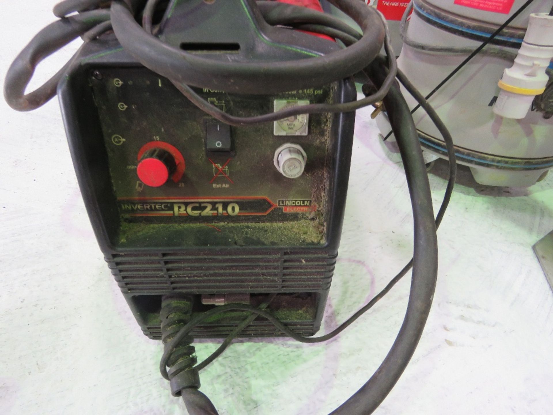 LINCOLN INVERTEC PC210 240VOLT POWERED PLASMA CUTTER. - Image 3 of 5