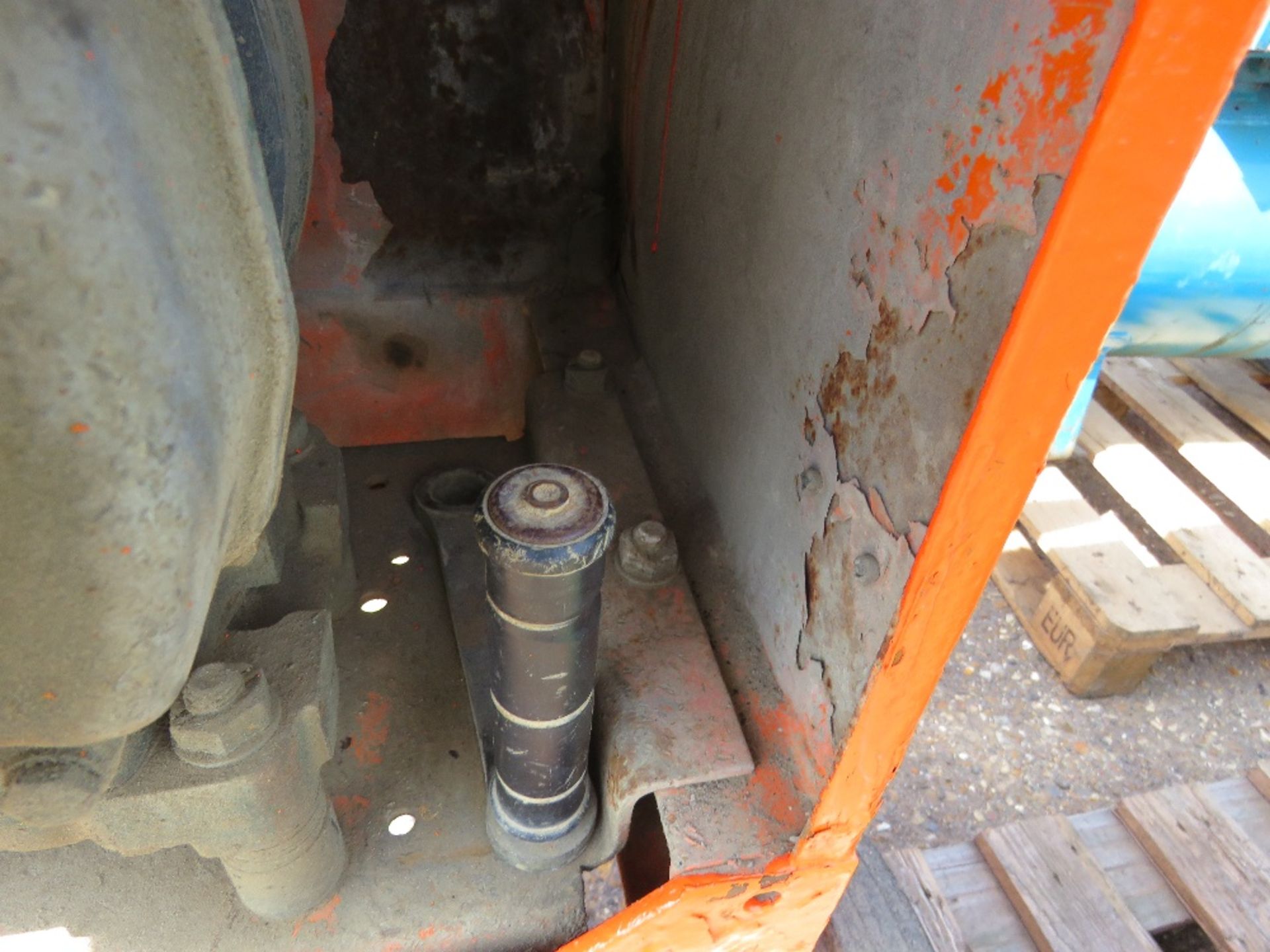 BELLE LISTER FLAT TOP ENGINED CEMENT MIXER WITH HANDLE. WHEN TESTED WAS SEEN TO RUN AND DRUM TURNED. - Image 5 of 5