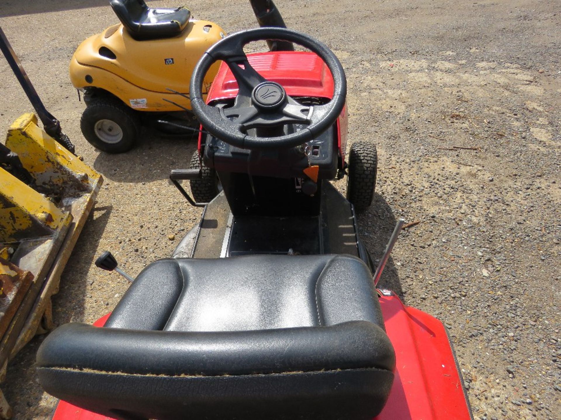 MTD RH115/76 RIDE ON MOWER WITH COLLECTOR. WHEN TESTED WAS SEEN TO DRIVE AND MOWERS ENGAGED (DRIVE S - Image 5 of 8