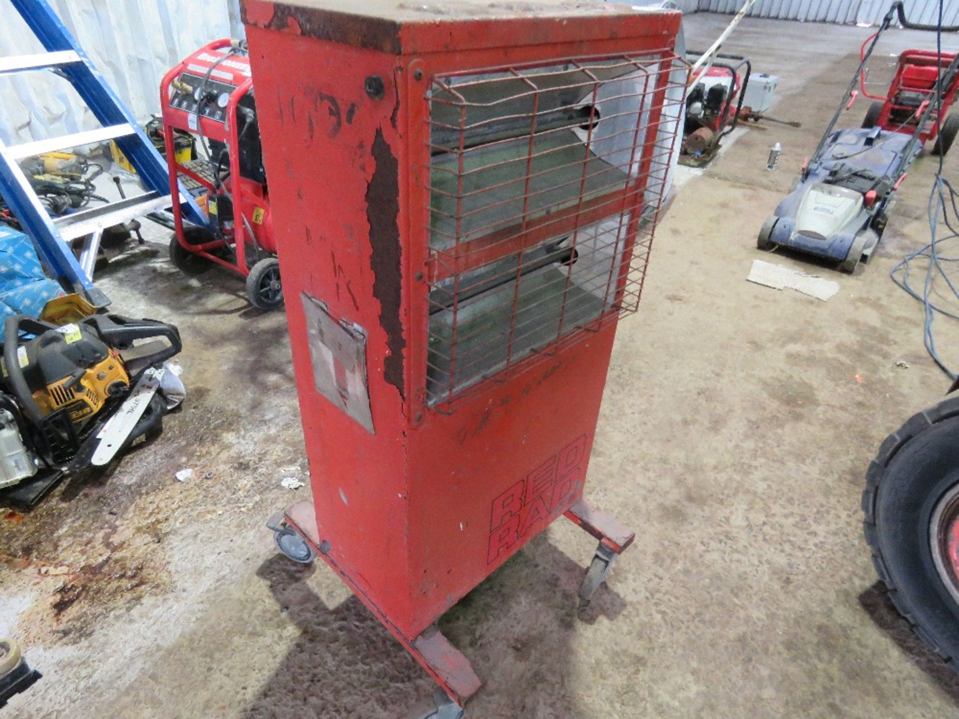 RADIANT HEATER 240VOLT POWERED.....THIS LOT IS SOLD UNDER THE AUCTIONEERS MARGIN SCHEME, THEREFORE N - Image 3 of 3