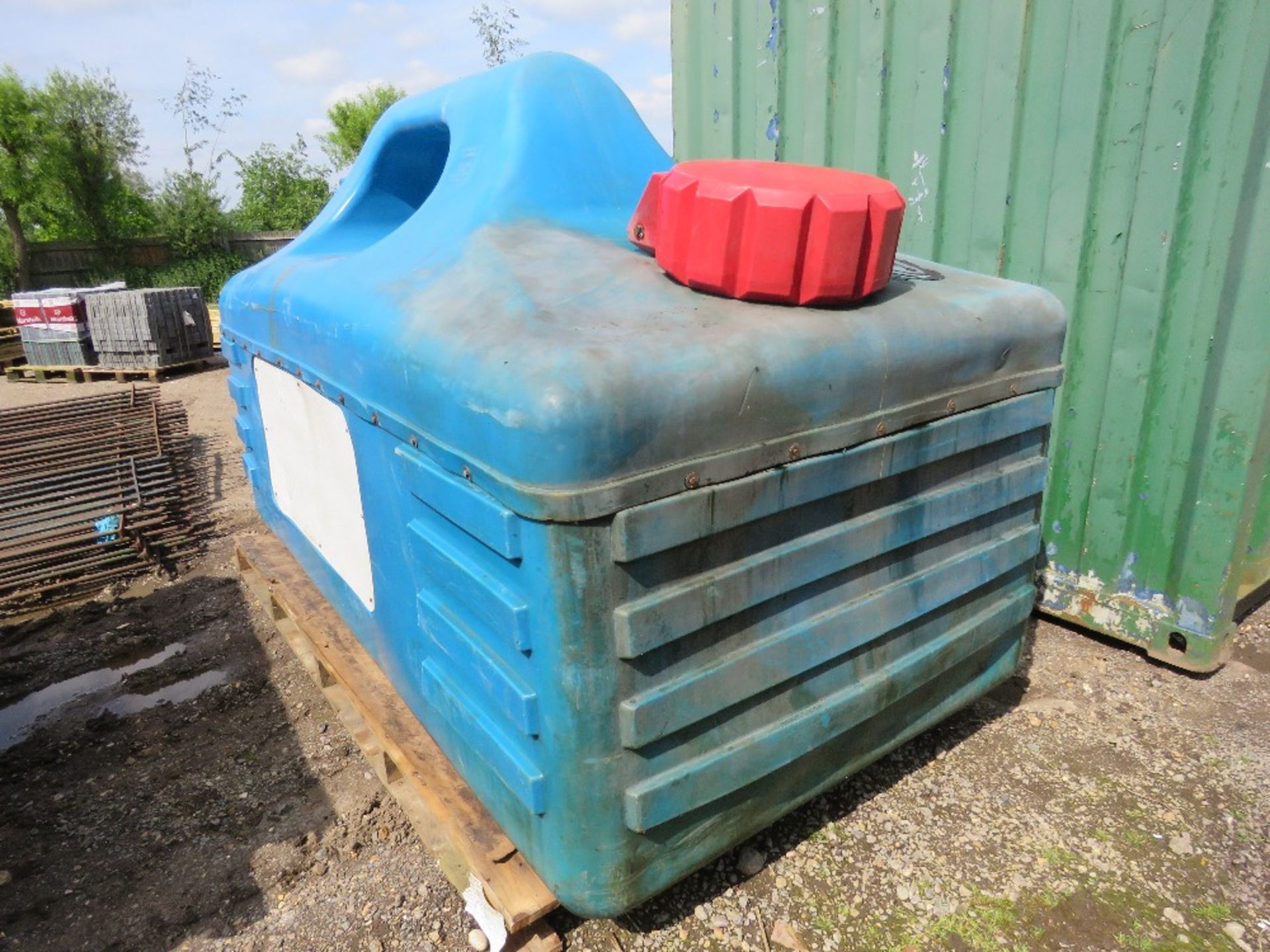 OIL BANK WASTE OIL STORE WITH FILTER DRAINING GRILLE. 1.4M X 2.7M APPROX. BUNDED. RECENTLY EMPTIED. - Image 2 of 5