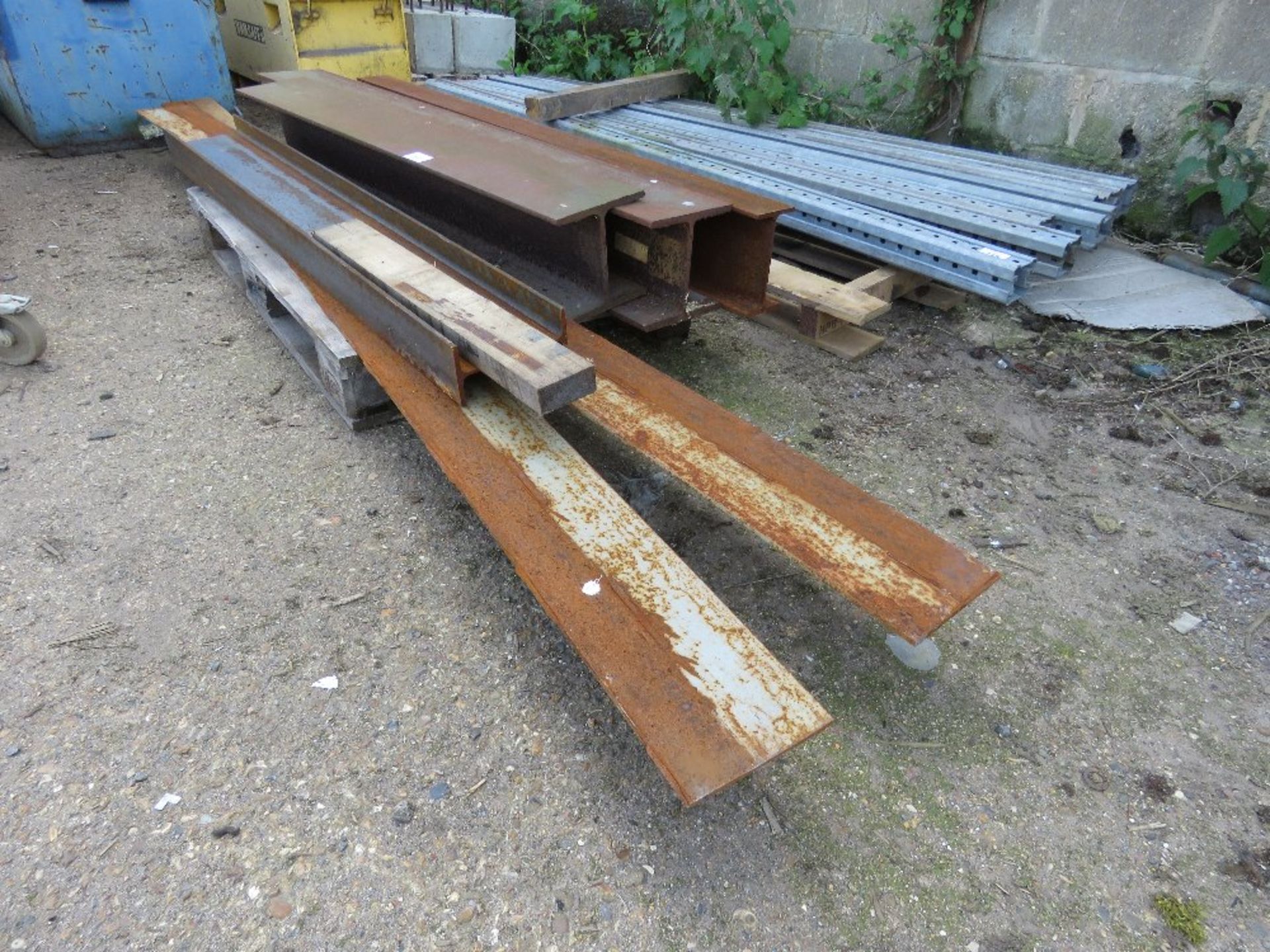 4 X HEAVY DUTY STEEL RSJ GIRDERS 1.5-1.7M LENGTH APPROX PLUS 2 X FLAT STEEL STRIPS 3.2M LENGTH @ 18C