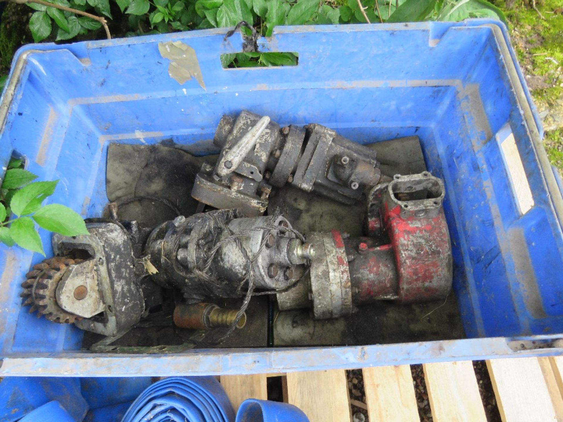 SACKBARROW, LAYFLAT HOSE AND A BOX OF TRUCK HYDRAULIC PTO PUMP UNITS AS SHOWN.....THIS LOT IS SOLD U - Image 3 of 4