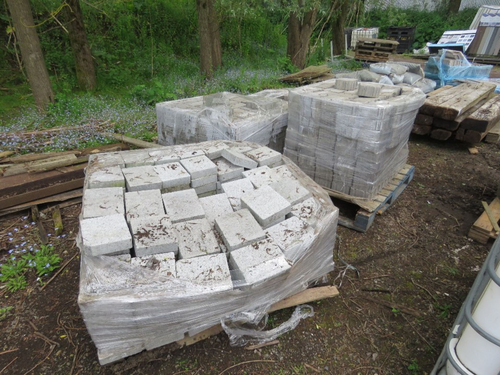 4 X PALLETS OF GREY PAVING BLOCKS.....THIS LOT IS SOLD UNDER THE AUCTIONEERS MARGIN SCHEME, THEREFO - Image 2 of 9