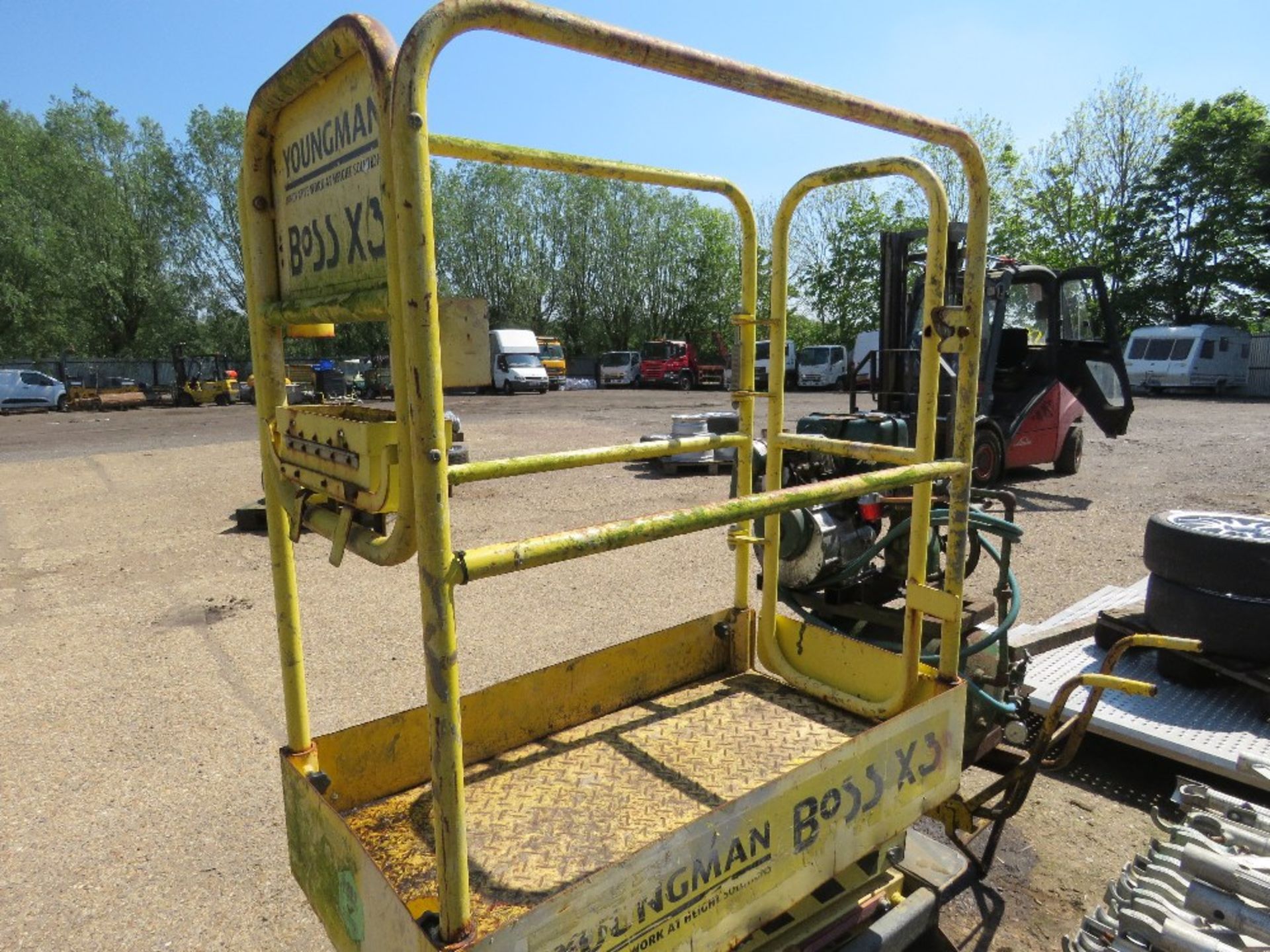 BOSS X3 SCISSOR LIFT ACCESS UNIT.....THIS LOT IS SOLD UNDER THE AUCTIONEERS MARGIN SCHEME, THEREFORE - Image 5 of 6