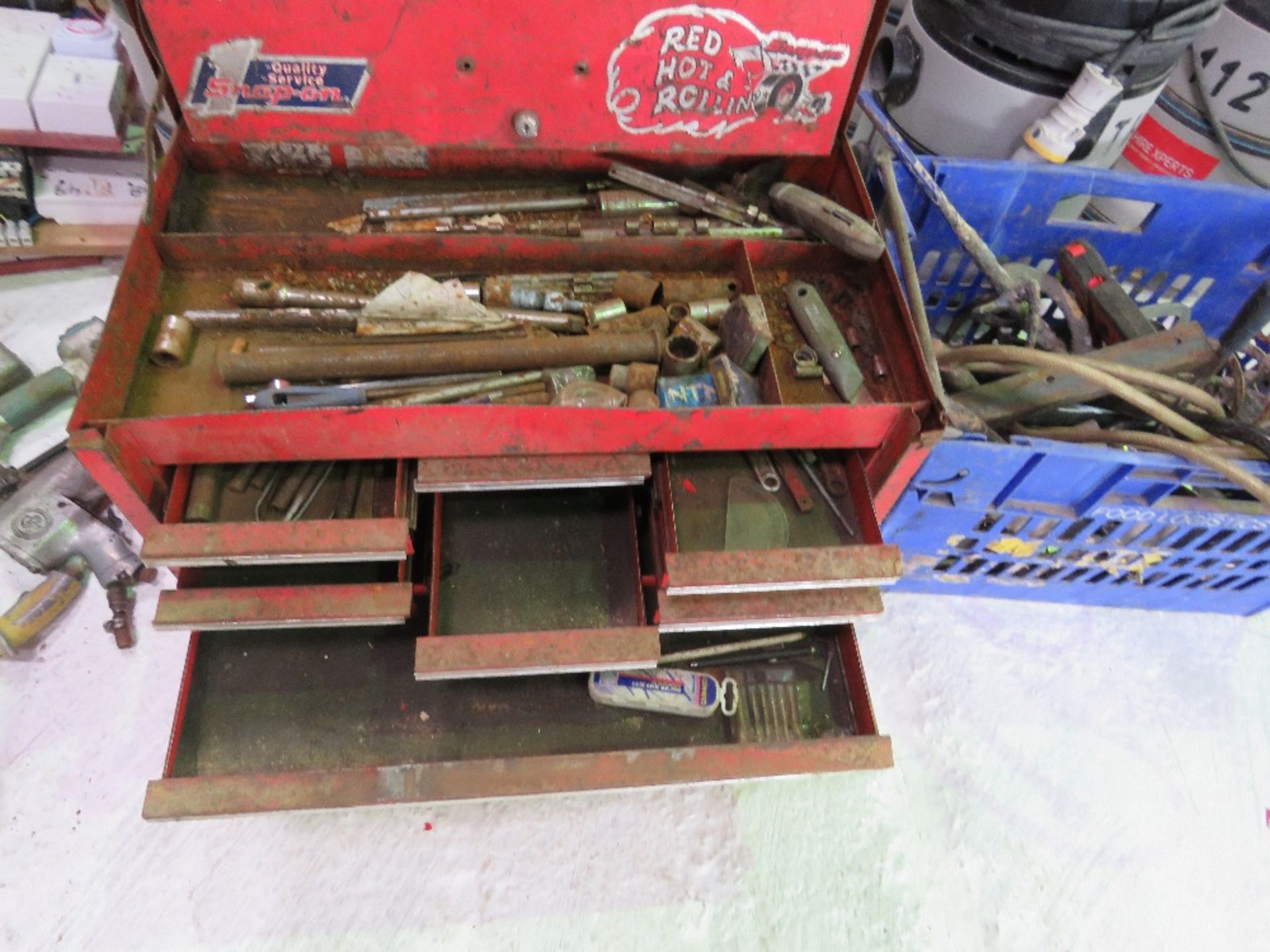 LARGE TOOL BOX WITH CONTENTS PLUS A BOX OF ASSORTED TOOLS AND SUNDRIES. - Image 5 of 7