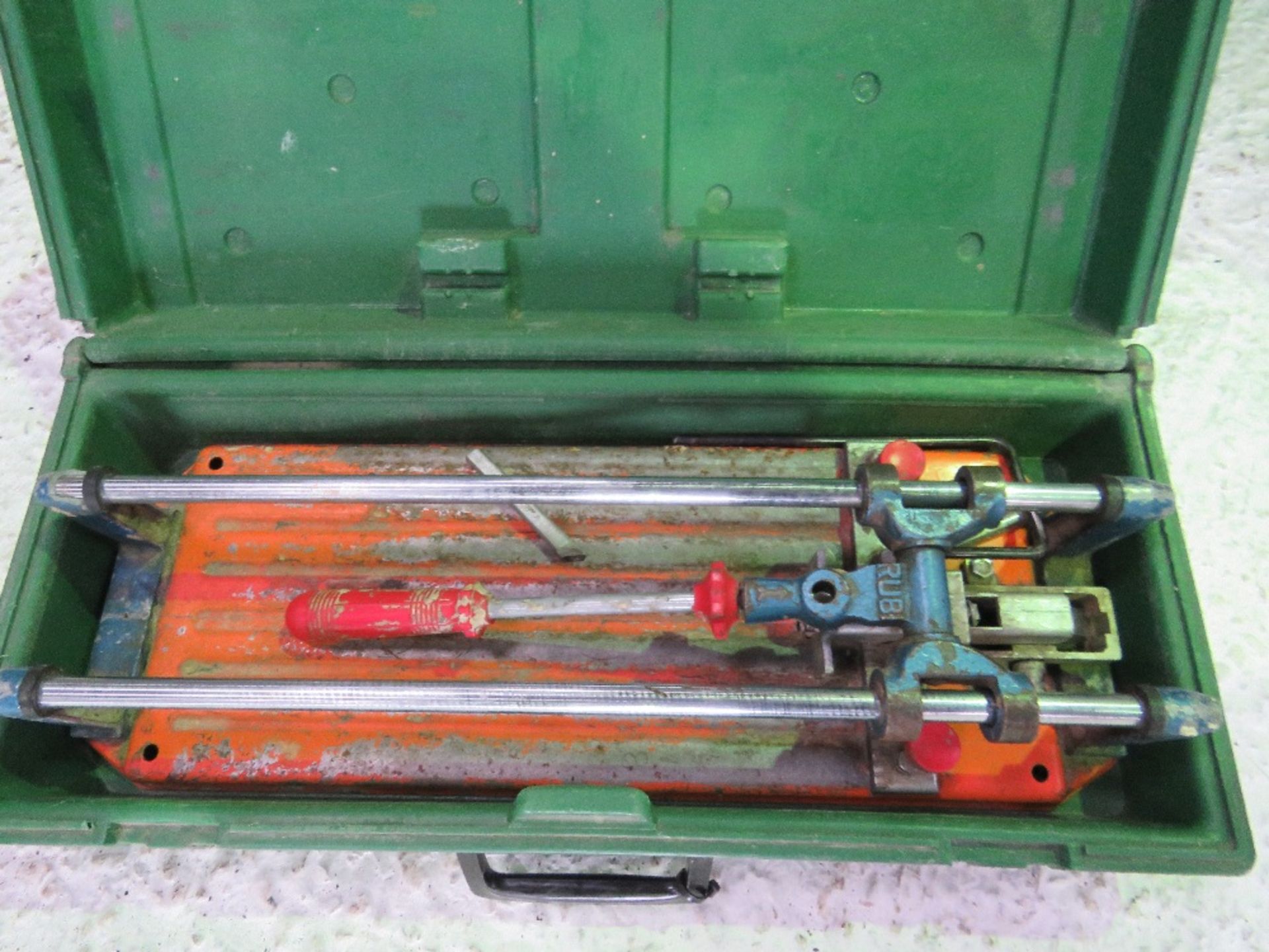 TILE SAW 240VOLT POWERED PLUS A MANUAL TILE CUTTER.....THIS LOT IS SOLD UNDER THE AUCTIONEERS MARGI - Image 4 of 5