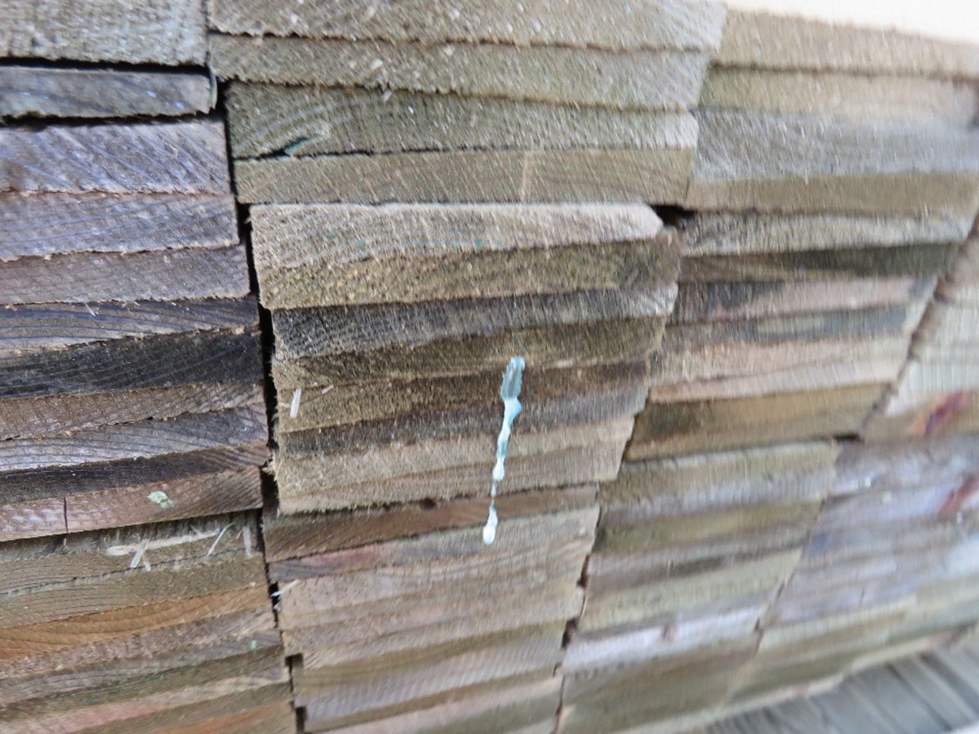 MEDIUM PACK OF PRESSURE TREATED FEATHER EDGE CLADDING TIMBER BOARDS 1.65M LENGTH X 100MM WIDTH APPRO - Image 3 of 3